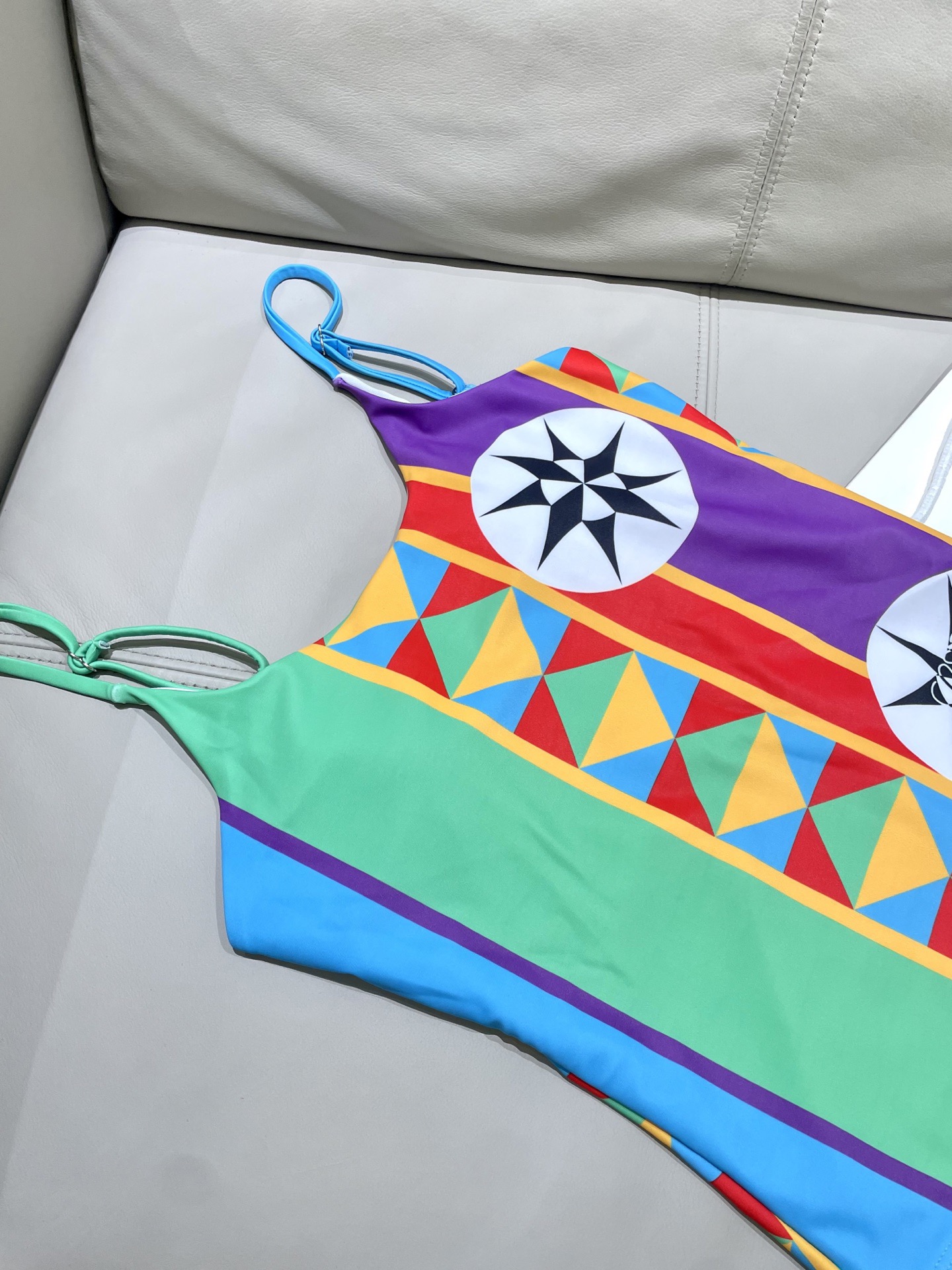 罗意威新款泳衣👙❤️😍🥰适合多种场景的游泳衣🏊‍♀️海边 游泳池 温泉 水上乐园 漂流都可以😌内搭外穿也