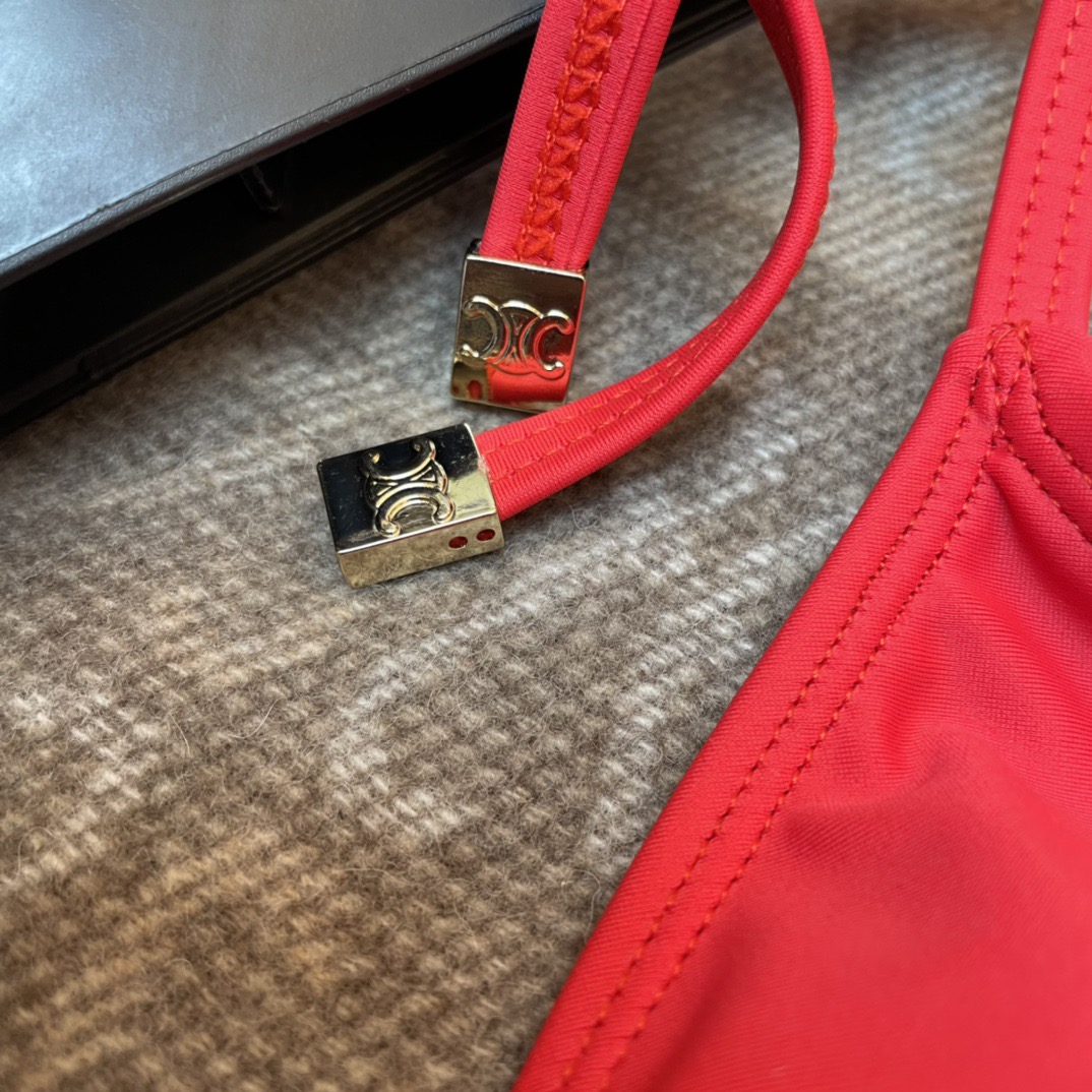 Celine凯旋门大五金比基尼 延续了经典极简风格 高级感满满 超级出片 推荐款 😍🥰适合多种场景的游泳