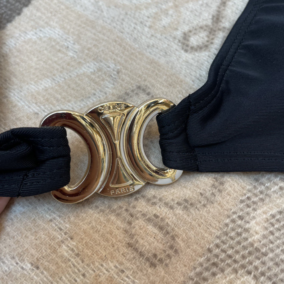 Celine凯旋门大五金比基尼 延续了经典极简风格 高级感满满 超级出片 推荐款 😍🥰适合多种场景的游泳