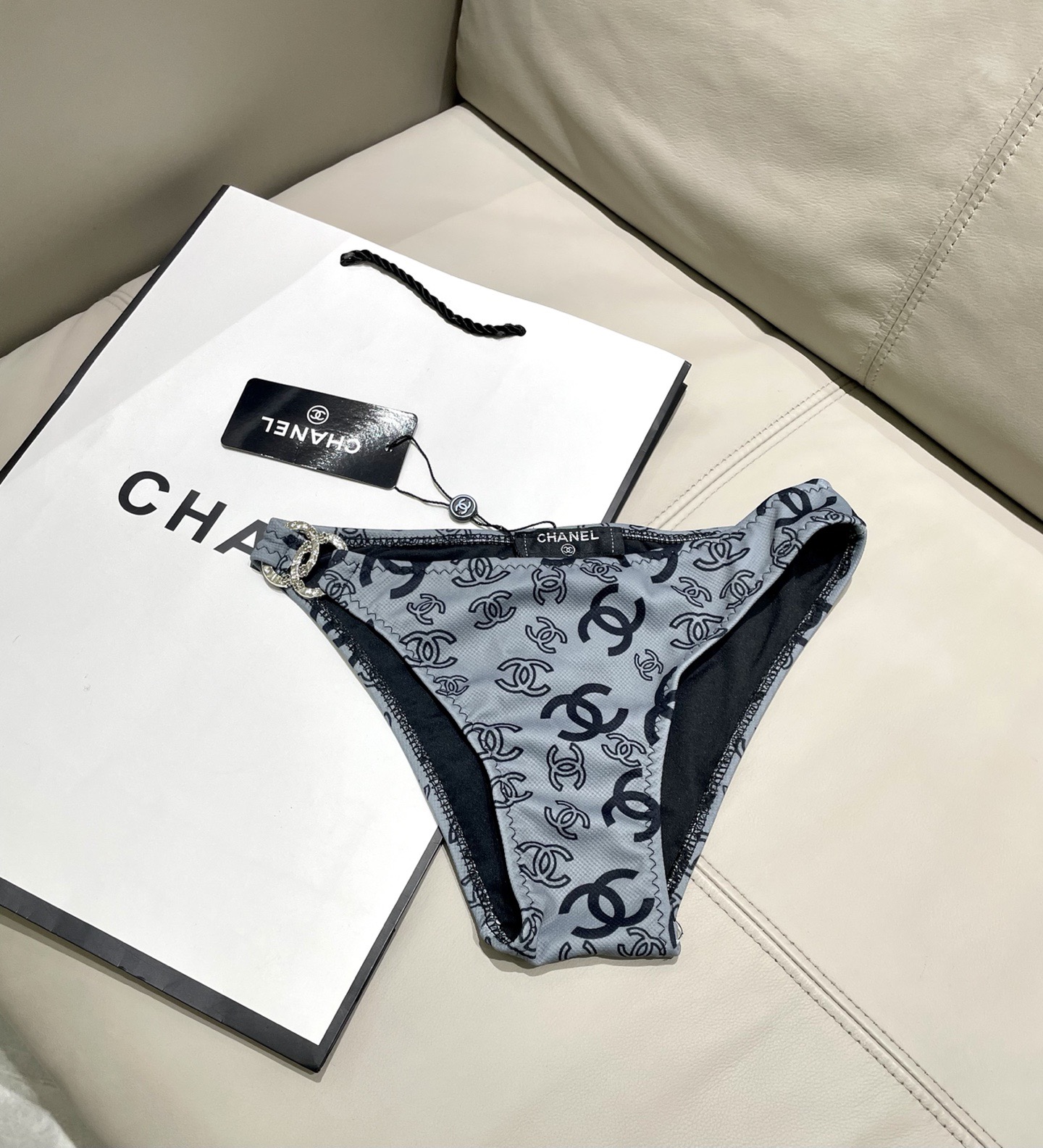 香奈儿新款连体😍🥰适合多种场景的游泳衣🏊‍♀️海边 游泳池 温泉 水上乐园 漂流都可以😌内搭也完全可以 