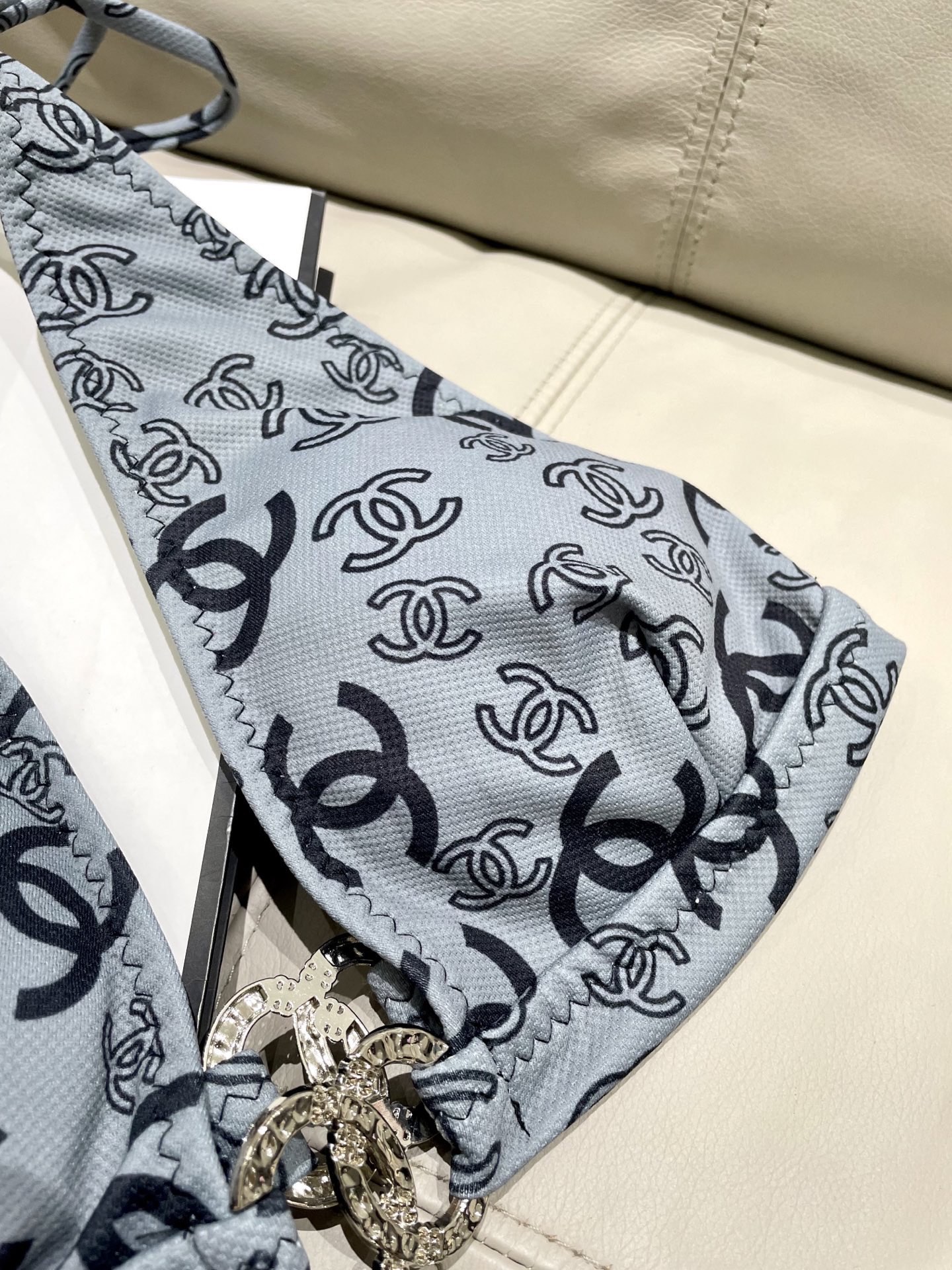 香奈儿新款连体😍🥰适合多种场景的游泳衣🏊‍♀️海边 游泳池 温泉 水上乐园 漂流都可以😌内搭也完全可以 