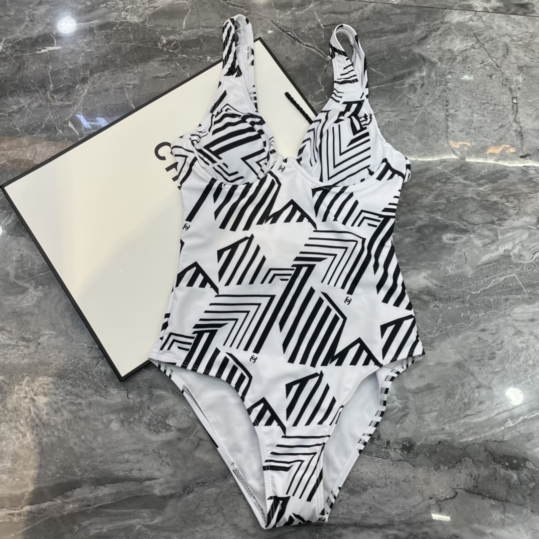 Chanel新款连体泳衣👙❤️😍🥰适合多种场景的游泳衣🏊‍♀️海边 游泳池 温泉 水上乐园 漂流都可以😌