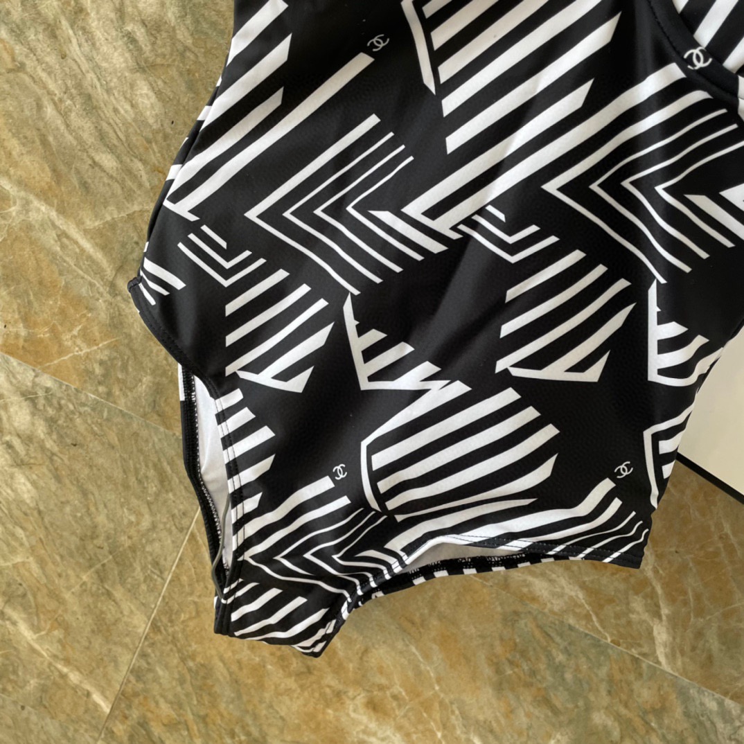 Chanel新款连体泳衣👙❤️😍🥰适合多种场景的游泳衣🏊‍♀️海边 游泳池 温泉 水上乐园 漂流都可以😌