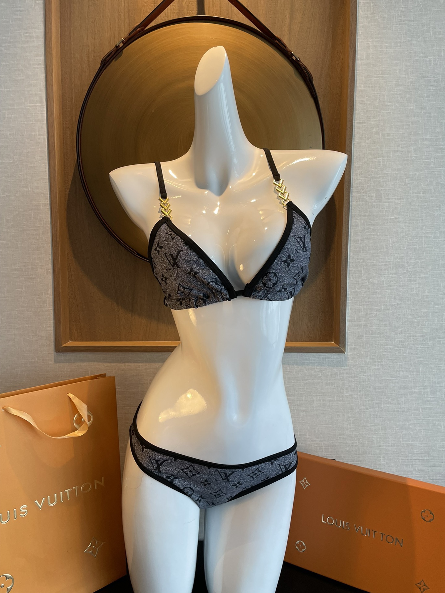 Lv比基尼😍🥰适合多种场景的游泳衣🏊‍♀️海边 游泳池 温泉 水上乐园 漂流都可以😌内搭也完全可以 连体