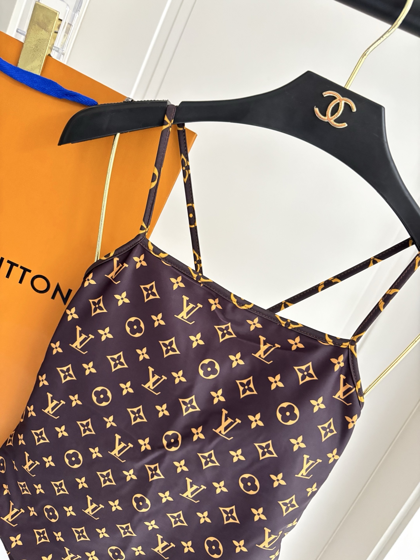 Lv新款连体泳衣😍🥰适合多种场景的游泳衣🏊‍♀️海边 游泳池 温泉 水上乐园 漂流都可以😌内搭也完全可以