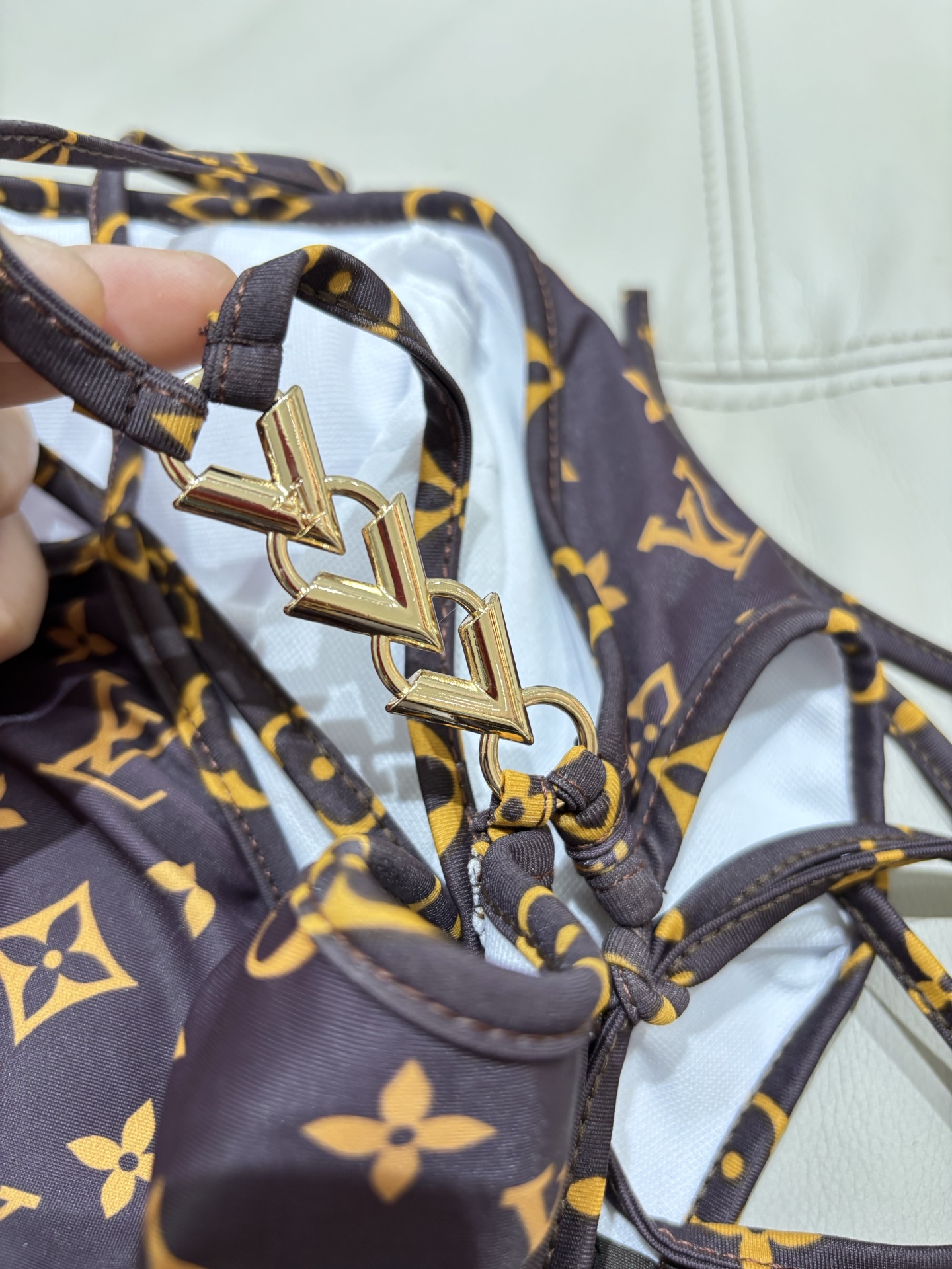 Lv新款连体泳衣😍🥰适合多种场景的游泳衣🏊‍♀️海边 游泳池 温泉 水上乐园 漂流都可以😌内搭也完全可以