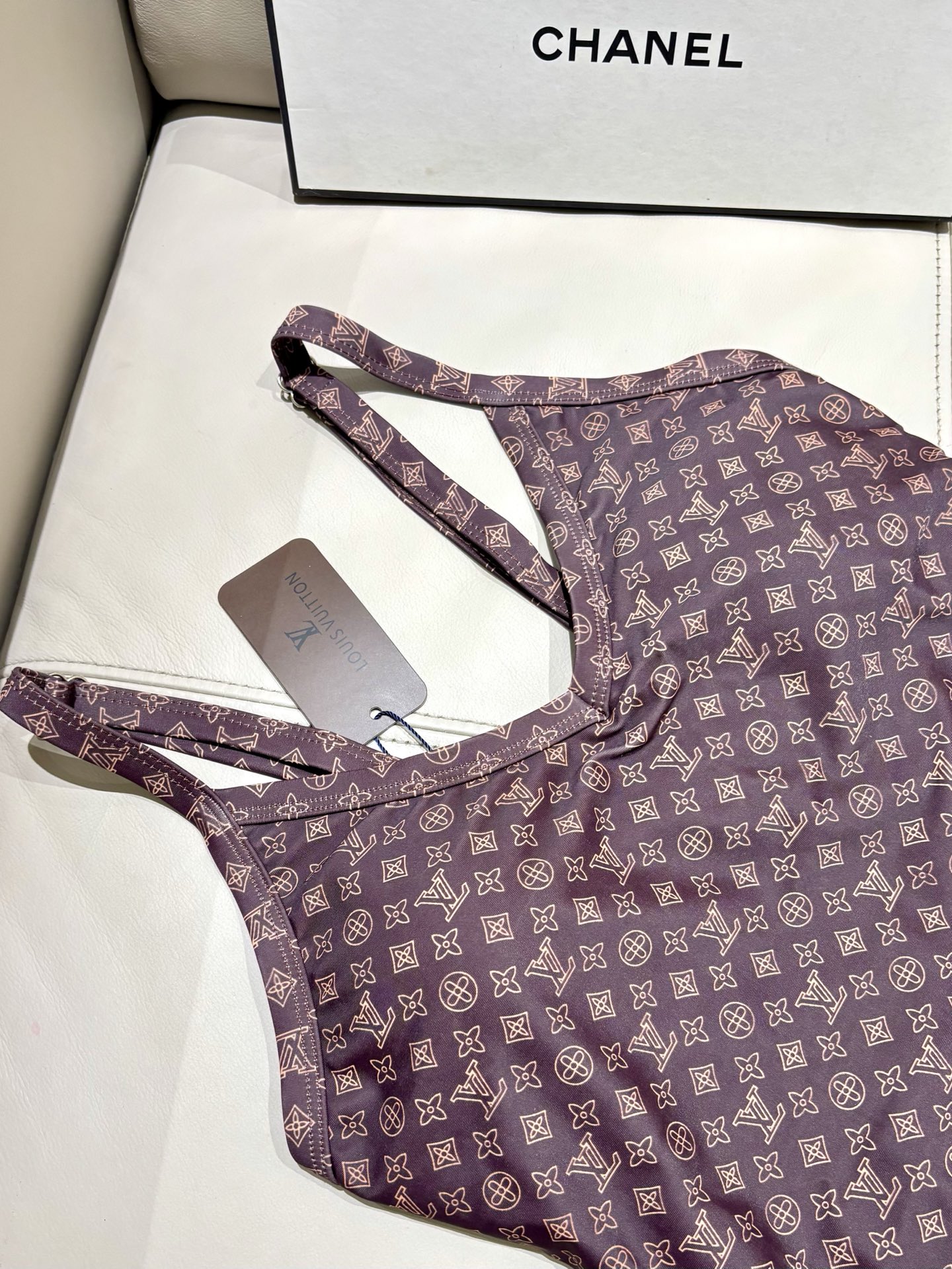 Lv新款连体泳衣😍🥰适合多种场景的游泳衣🏊‍♀️海边 游泳池 温泉 水上乐园 漂流都可以😌内搭也完全可以