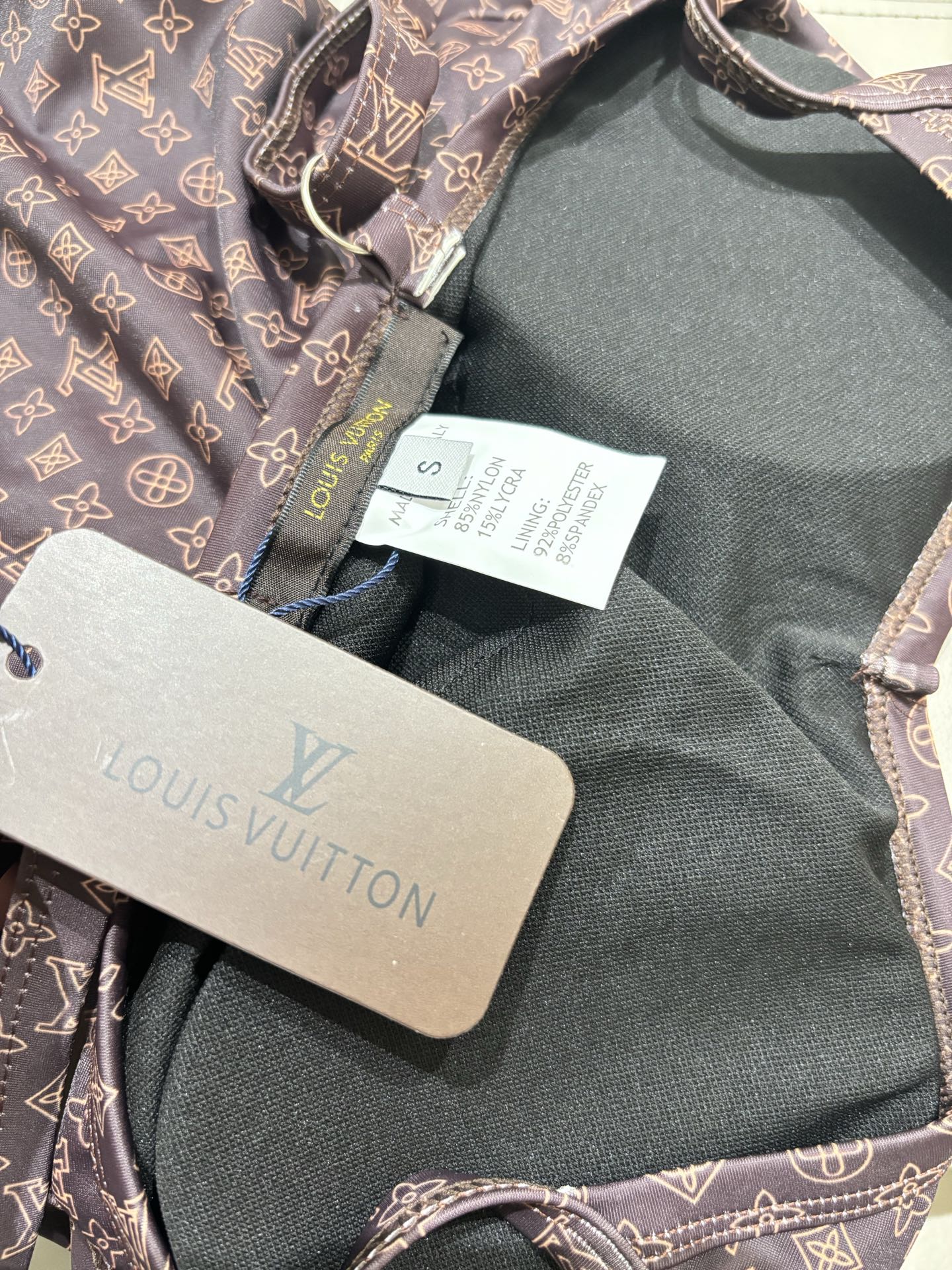 Lv新款连体泳衣😍🥰适合多种场景的游泳衣🏊‍♀️海边 游泳池 温泉 水上乐园 漂流都可以😌内搭也完全可以