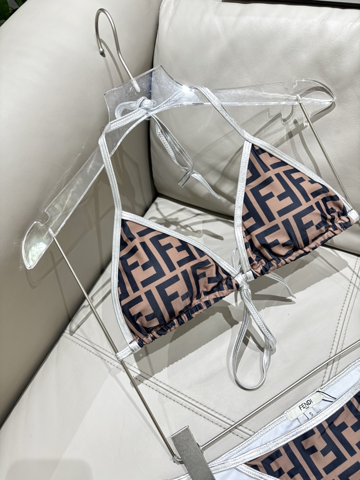 芬迪比基尼银色边😍🥰适合多种场景的游泳衣🏊‍♀️海边 游泳池 温泉 水上乐园 漂流都可以😌内搭也完全可以