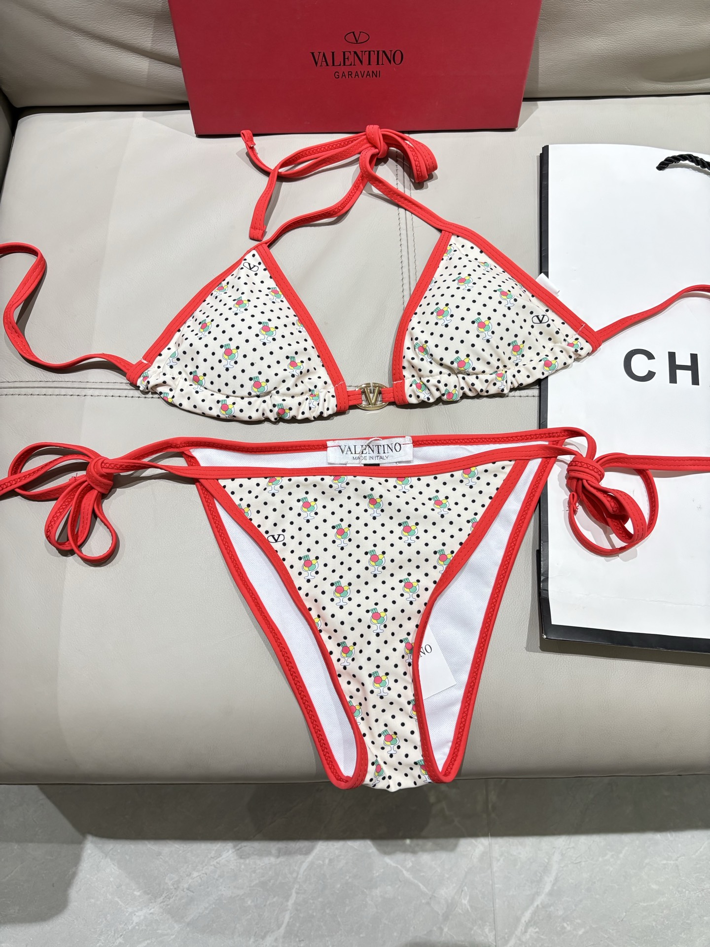 华伦天奴比基尼😍🥰适合多种场景的游泳衣🏊‍♀️海边 游泳池 温泉 水上乐园 漂流都可以😌内搭也完全可以 