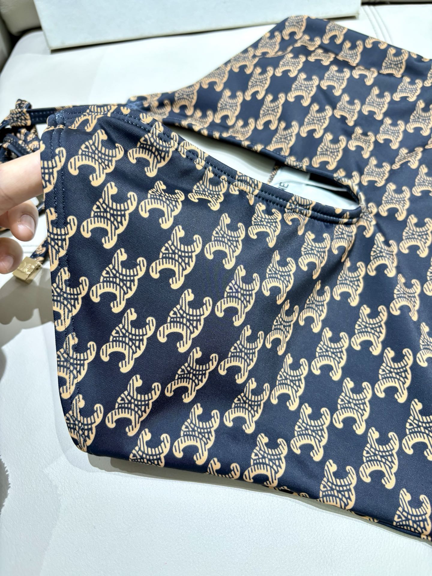 Celine连体泳衣🥰适合多种场景的游泳衣🏊‍♀️海边 游泳池 温泉 水上乐园 漂流都可以😌内搭也完全可