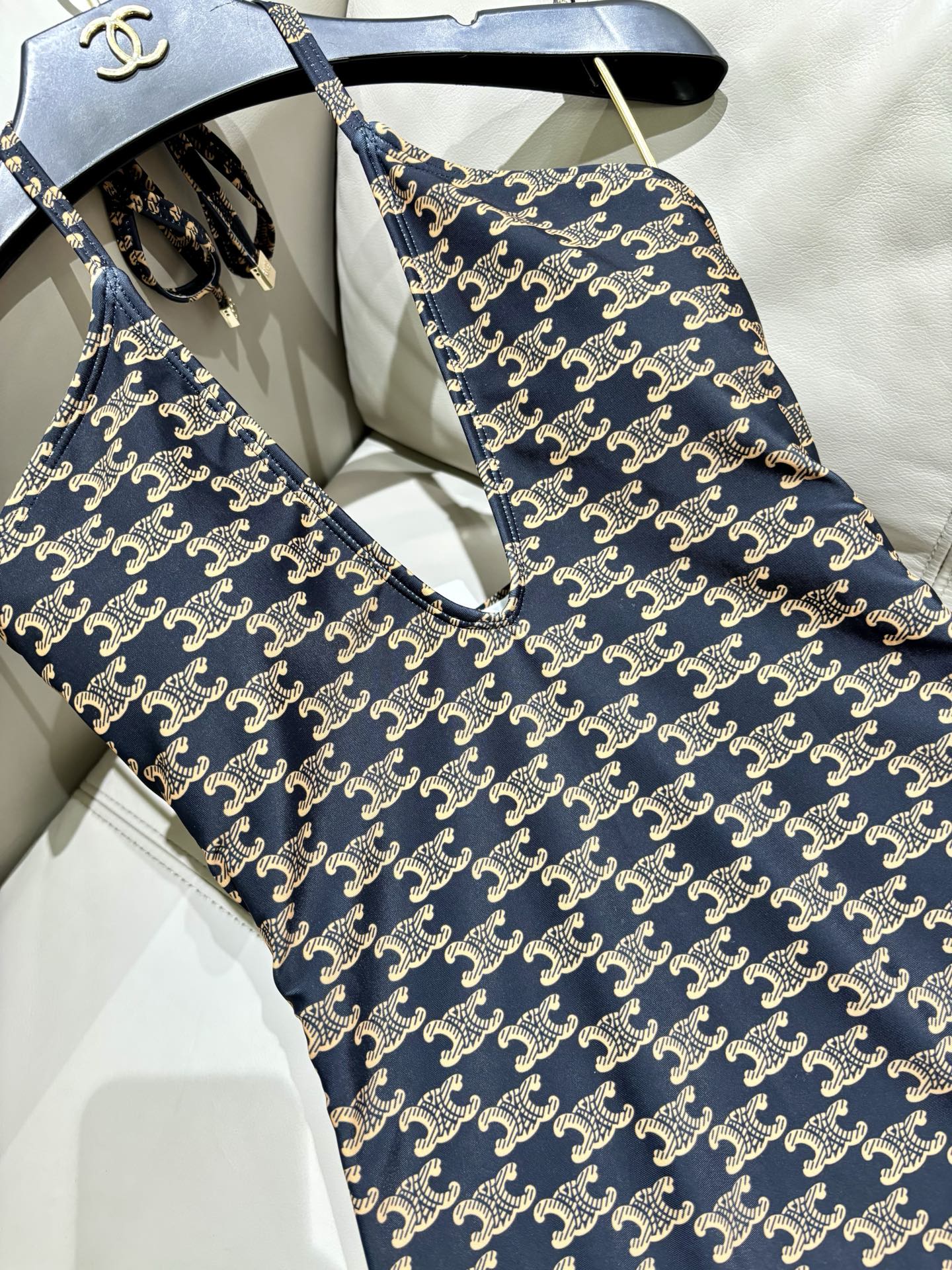 Celine连体泳衣🥰适合多种场景的游泳衣🏊‍♀️海边 游泳池 温泉 水上乐园 漂流都可以😌内搭也完全可