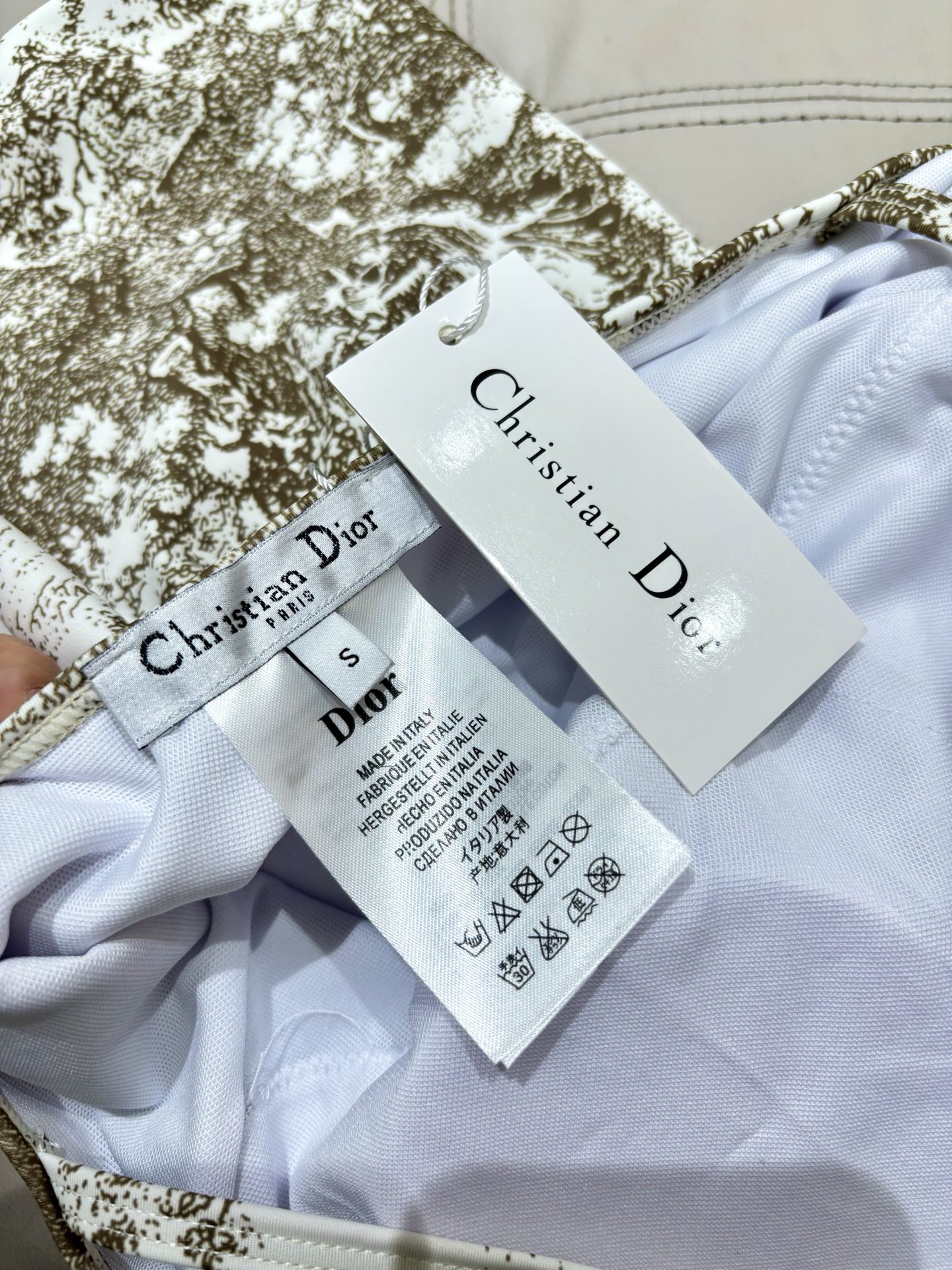 迪奥新款2件套 😍🥰适合多种场景的游泳衣🏊‍♀️海边 游泳池 温泉 水上乐园 漂流都可以😌内搭也完全可以