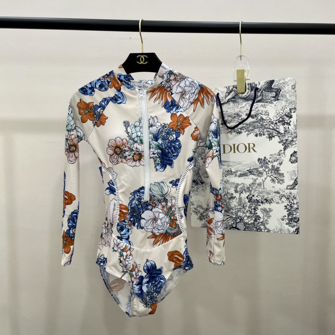 Dior新款露背拼色连体泳衣 简单大气 适合多种场景的游泳衣🏊‍♀️海边 游泳池 温泉 水上乐园 漂流都