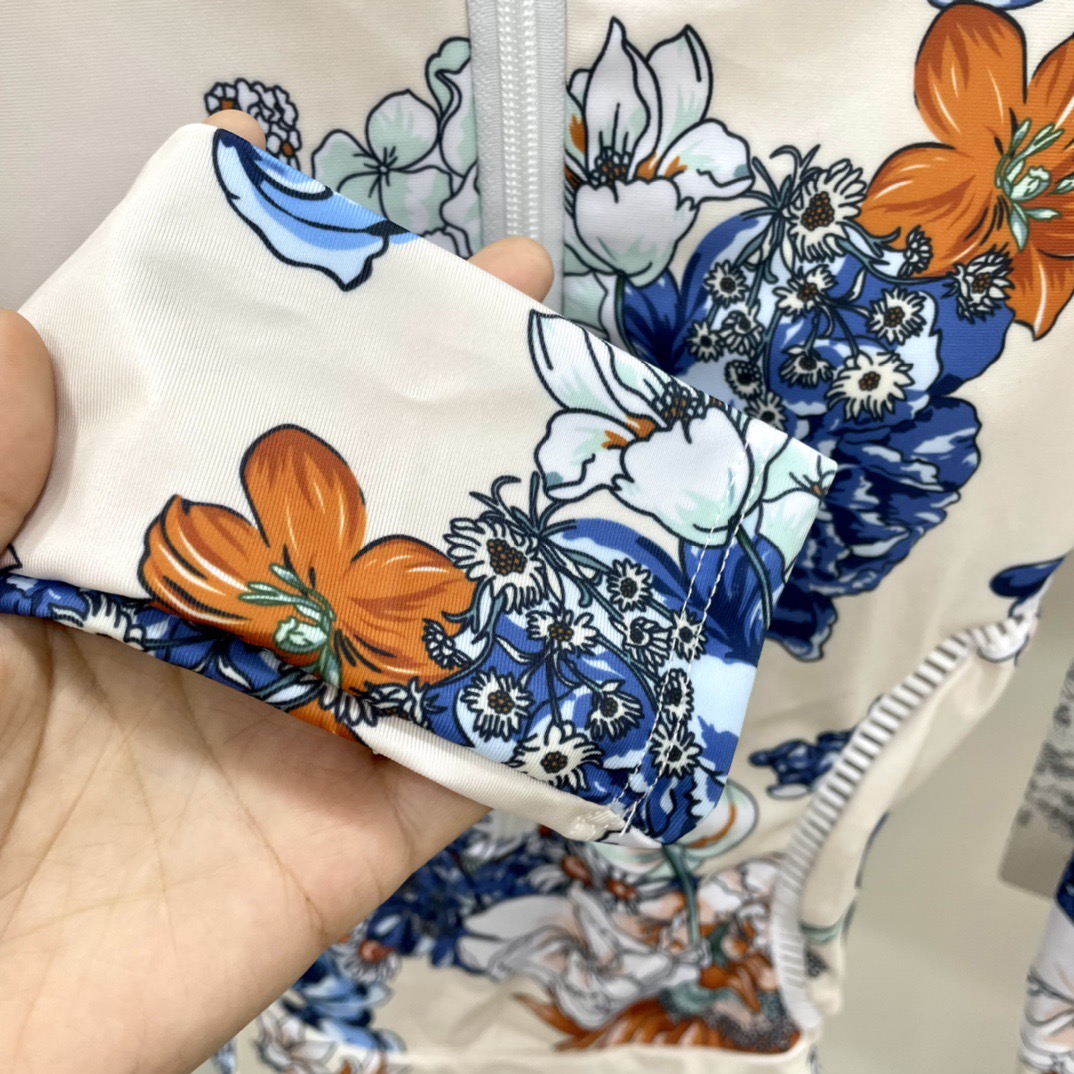 Dior新款露背拼色连体泳衣 简单大气 适合多种场景的游泳衣🏊‍♀️海边 游泳池 温泉 水上乐园 漂流都