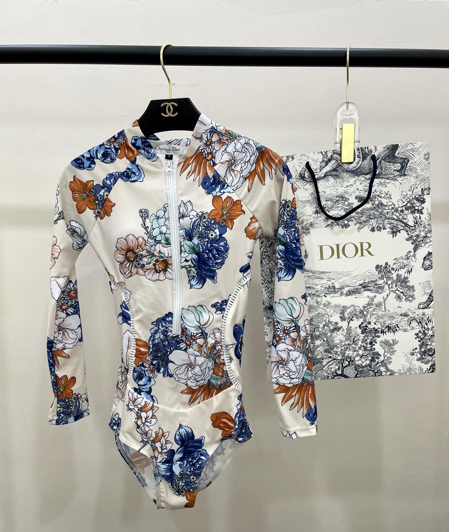 Dior新款露背拼色连体泳衣 简单大气 适合多种场景的游泳衣🏊‍♀️海边 游泳池 温泉 水上乐园 漂流都