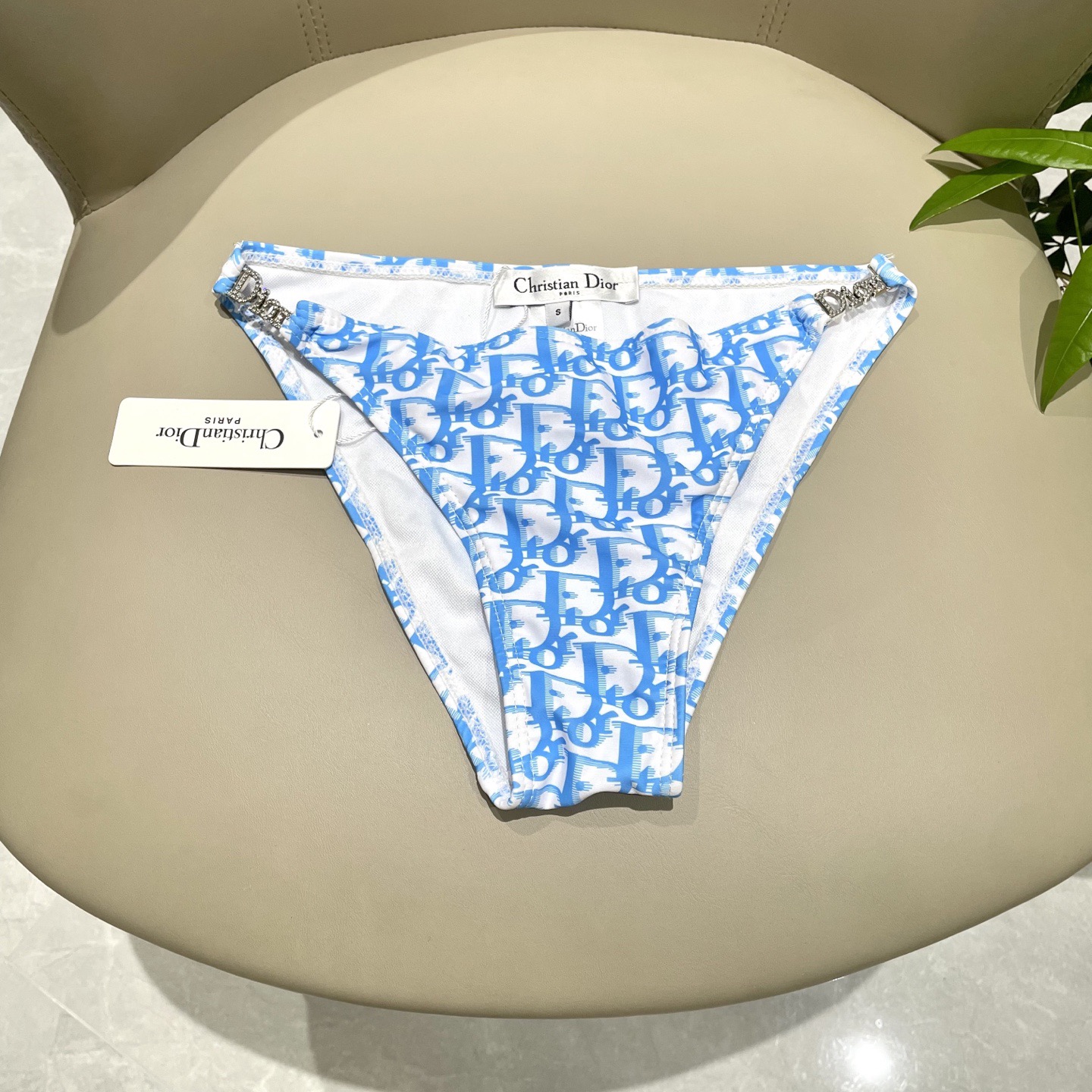 迪奥比基尼😍🥰适合多种场景的游泳衣🏊‍♀️海边 游泳池 温泉 水上乐园 漂流都可以😌内搭也完全可以 连体