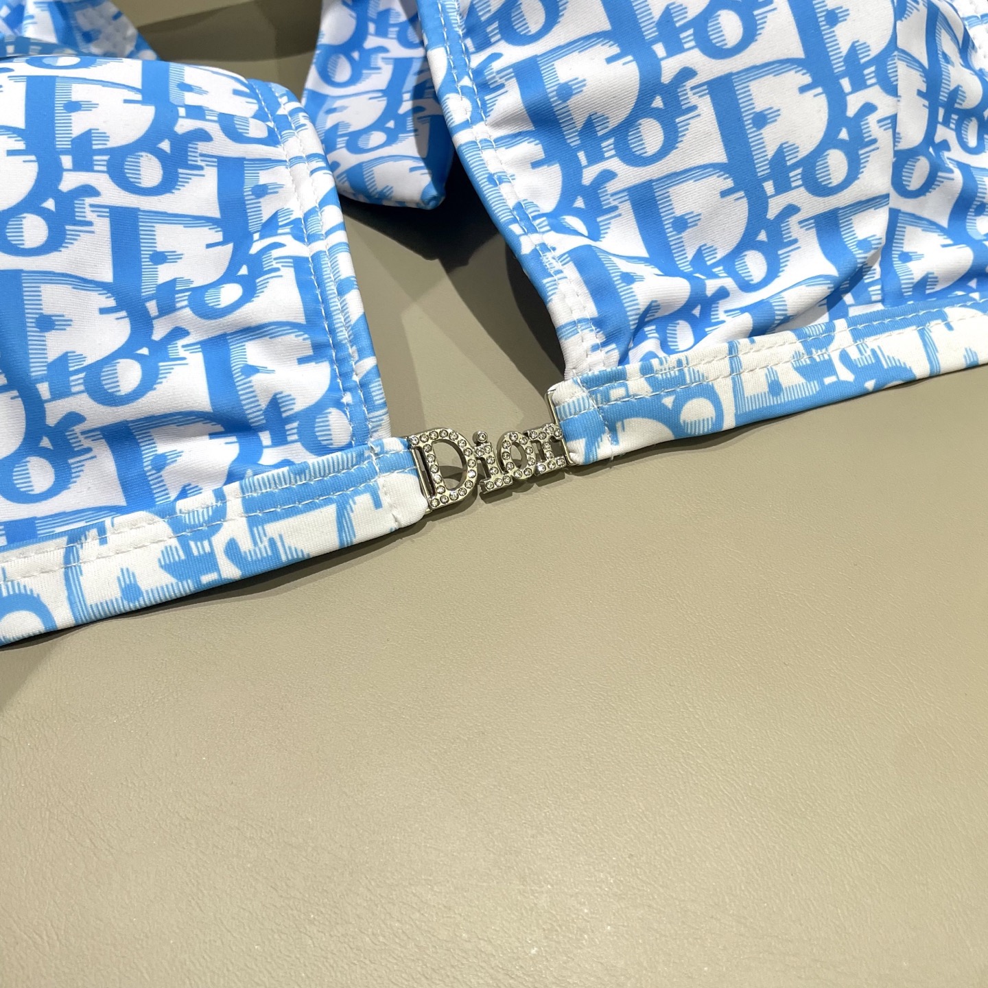 迪奥比基尼😍🥰适合多种场景的游泳衣🏊‍♀️海边 游泳池 温泉 水上乐园 漂流都可以😌内搭也完全可以 连体