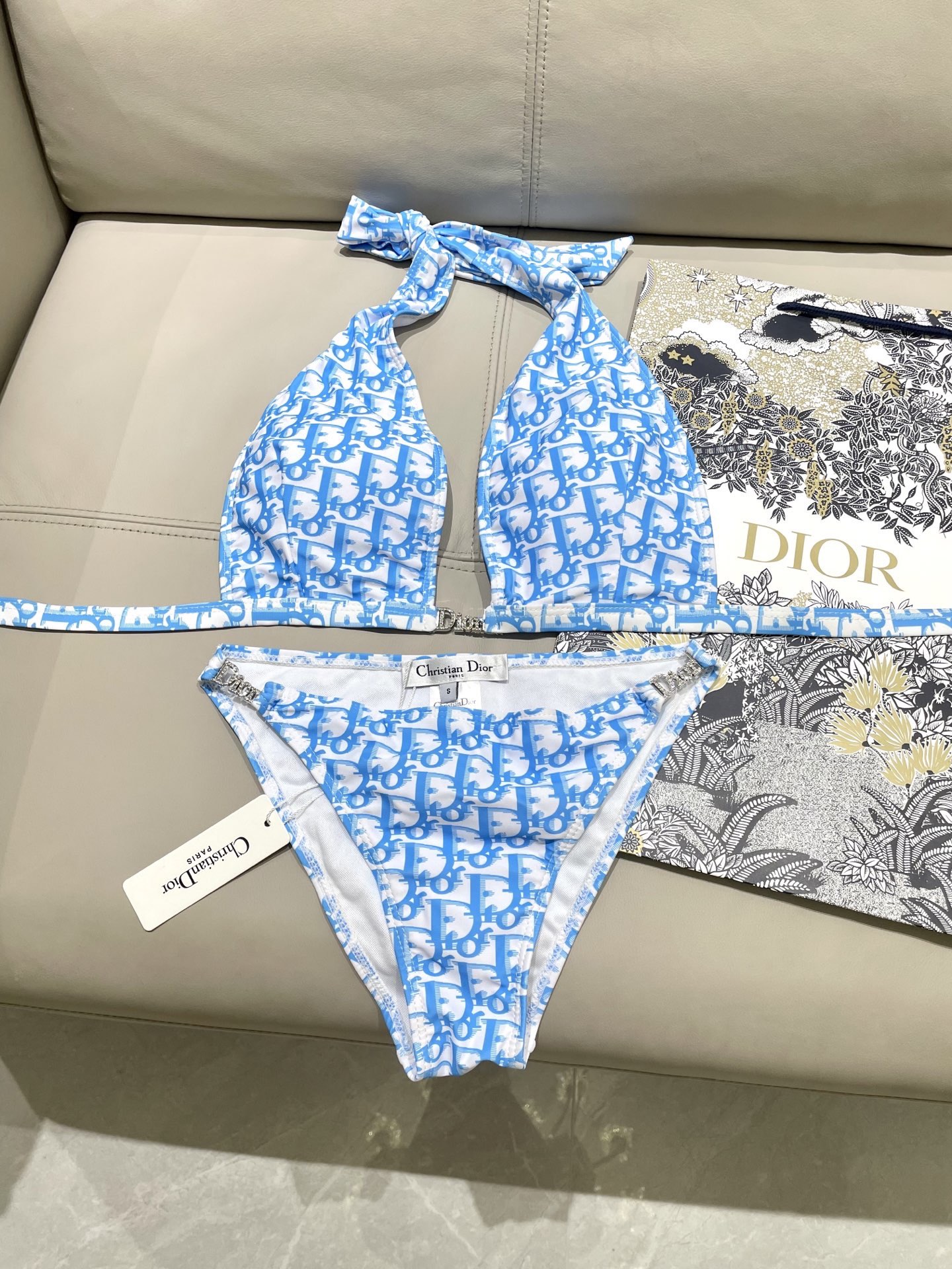 迪奥比基尼😍🥰适合多种场景的游泳衣🏊‍♀️海边 游泳池 温泉 水上乐园 漂流都可以😌内搭也完全可以 连体