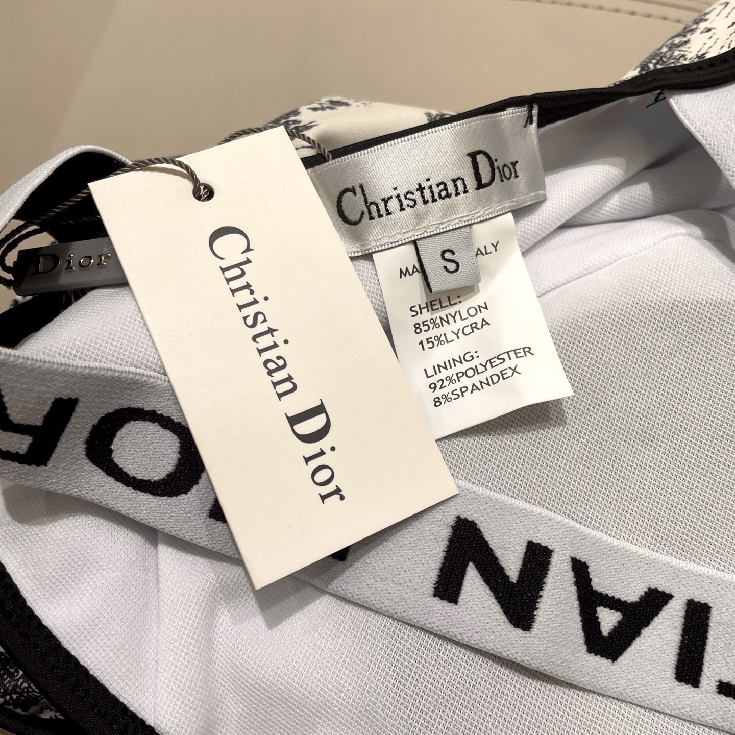 迪奥动物系列连体泳衣 上身超级棒！同步各大专柜发售，自然而然呈现时尚感！十分减龄，具有年轻活力。SML 