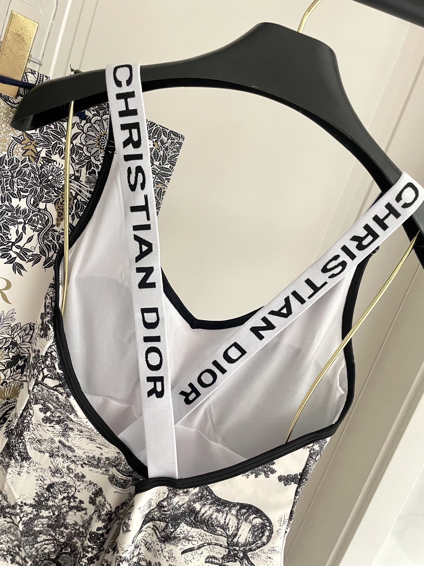 迪奥动物系列连体泳衣 上身超级棒！同步各大专柜发售，自然而然呈现时尚感！十分减龄，具有年轻活力。SML 