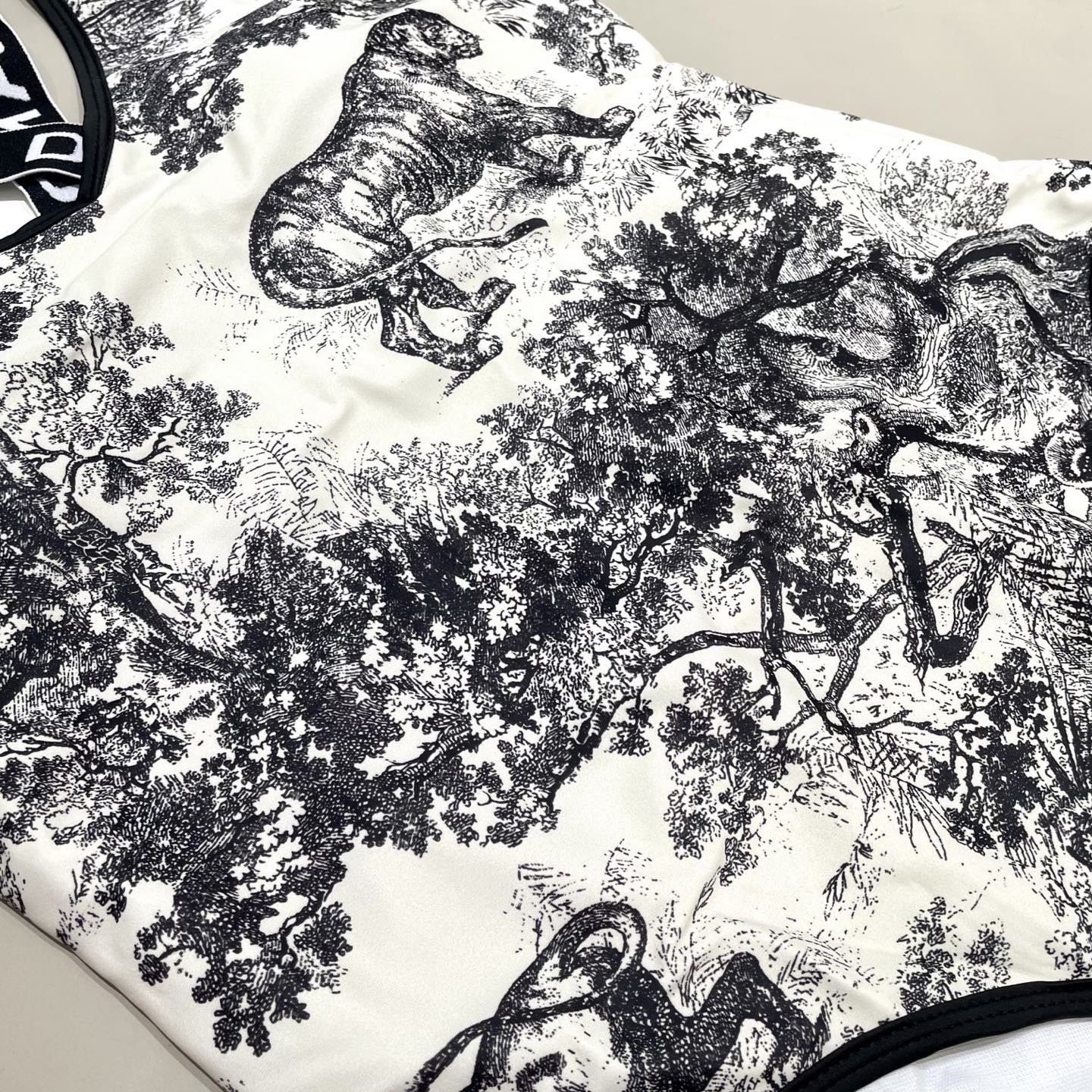 迪奥动物系列连体泳衣 上身超级棒！同步各大专柜发售，自然而然呈现时尚感！十分减龄，具有年轻活力。SML 