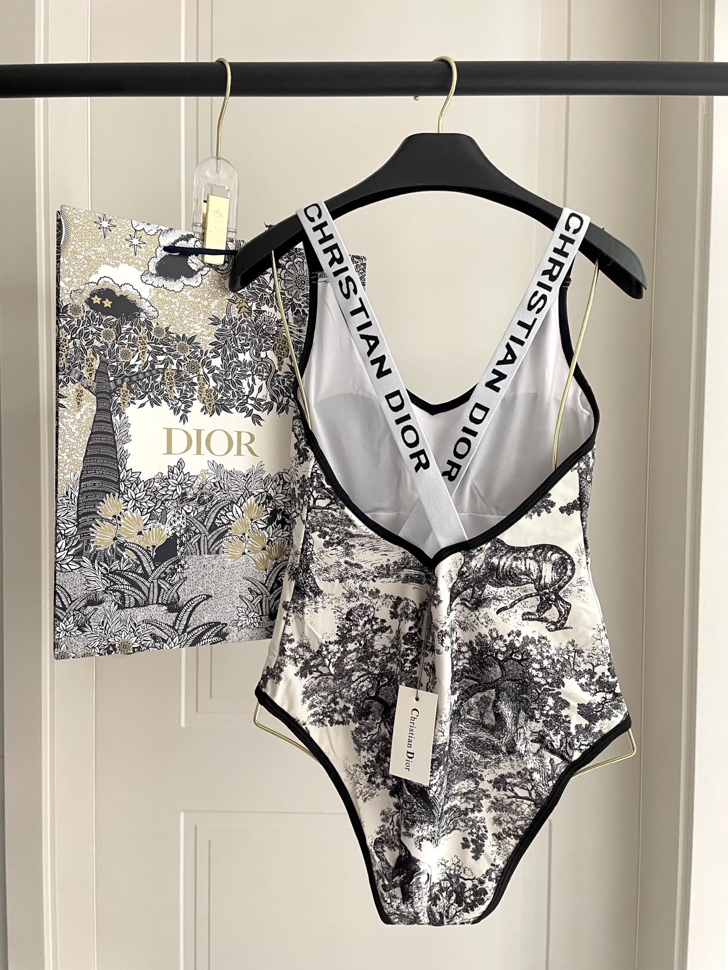 迪奥动物系列连体泳衣 上身超级棒！同步各大专柜发售，自然而然呈现时尚感！十分减龄，具有年轻活力。SML 