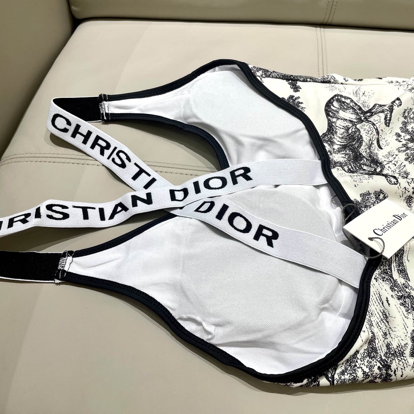 迪奥动物系列连体泳衣 上身超级棒！同步各大专柜发售，自然而然呈现时尚感！十分减龄，具有年轻活力。SML 