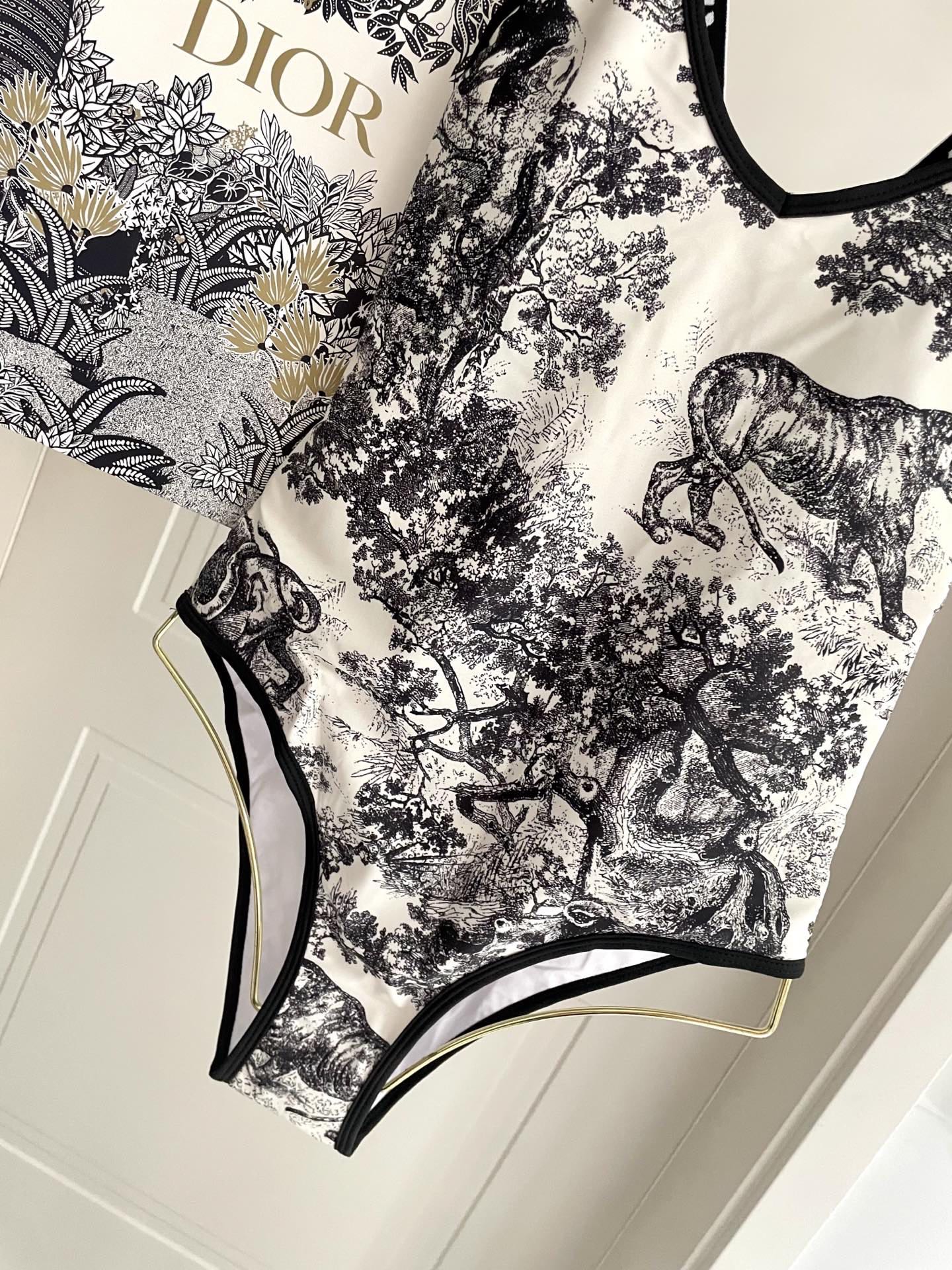 迪奥动物系列连体泳衣 上身超级棒！同步各大专柜发售，自然而然呈现时尚感！十分减龄，具有年轻活力。SML 