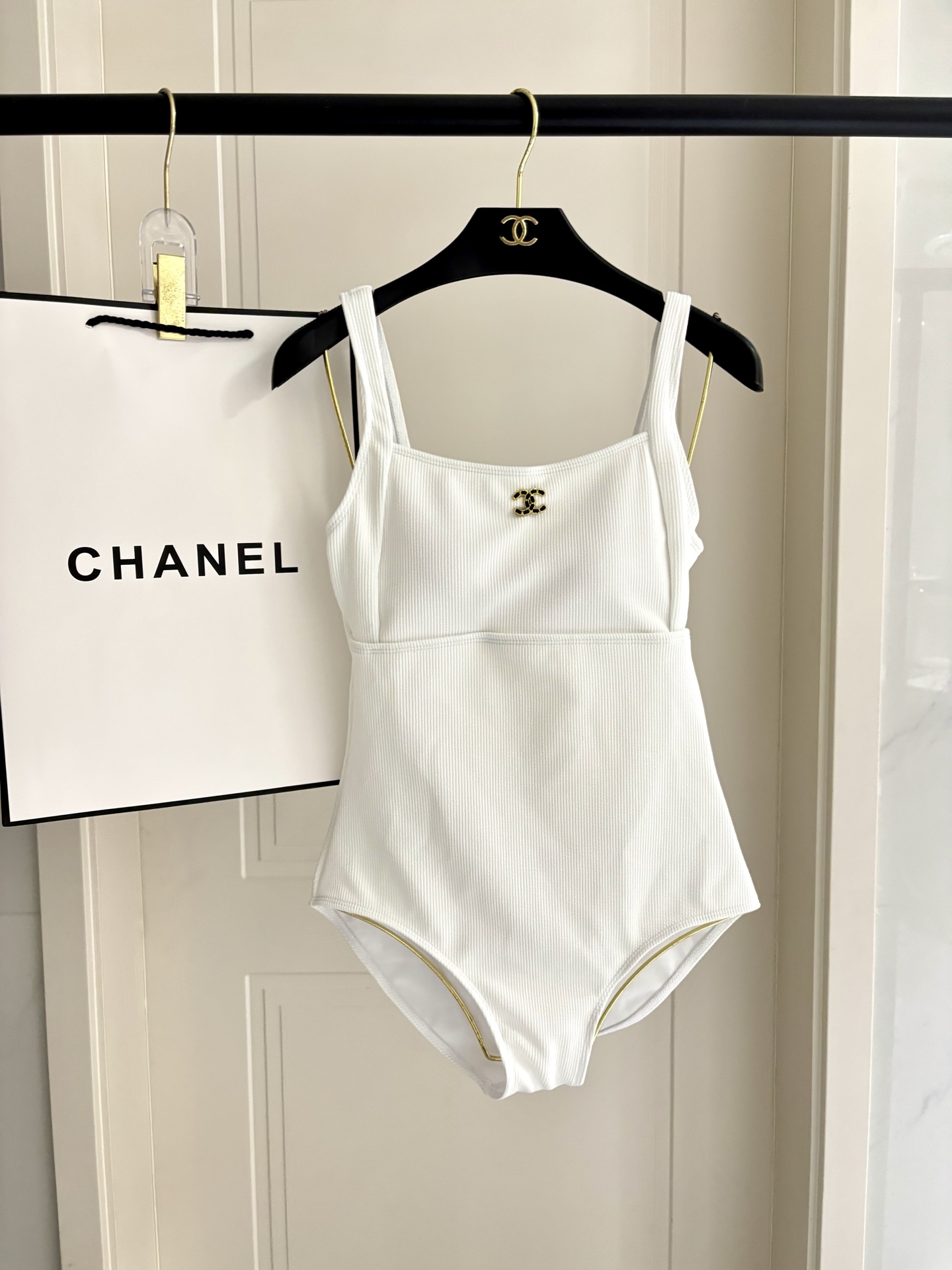 Chanel专柜新款连体泳衣😍🥰适合多种场景的游泳衣🏊‍♀️海边 游泳池 温泉 水上乐园 漂流都可以😌内