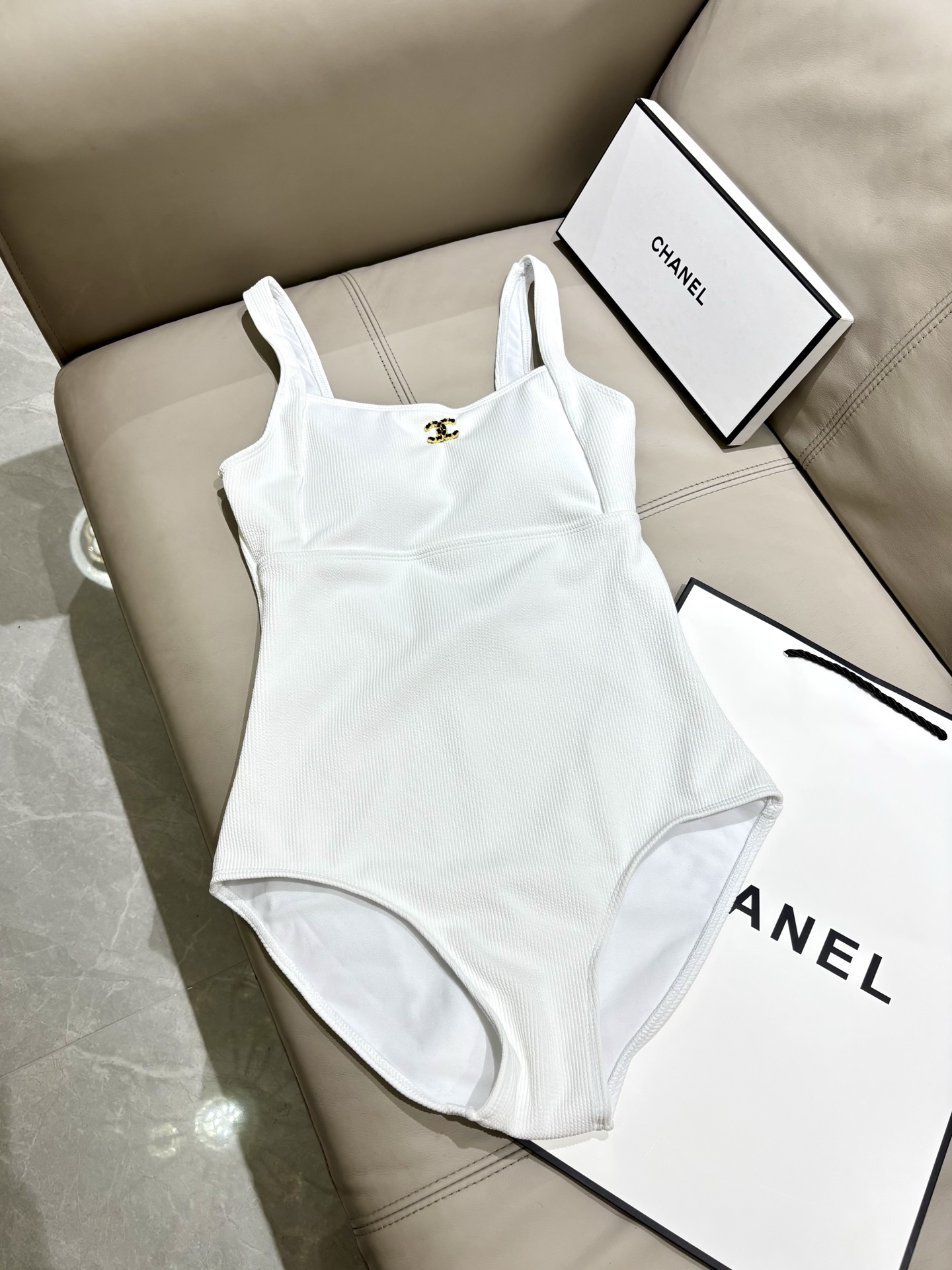 Chanel专柜新款连体泳衣😍🥰适合多种场景的游泳衣🏊‍♀️海边 游泳池 温泉 水上乐园 漂流都可以😌内
