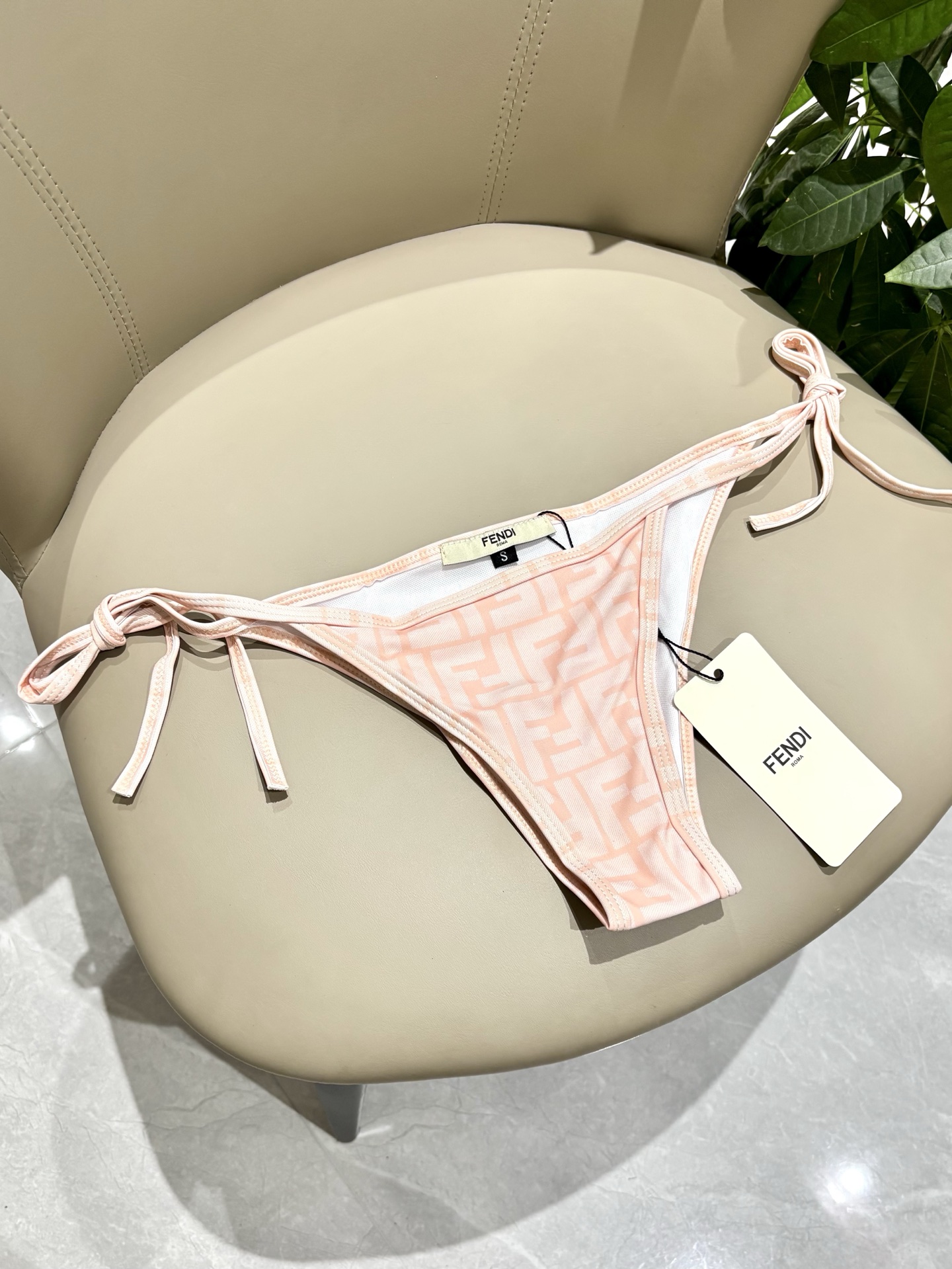 芬迪比基尼😍🥰适合多种场景的游泳衣🏊‍♀️海边 游泳池 温泉 水上乐园 漂流都可以😌内搭也完全可以 连体