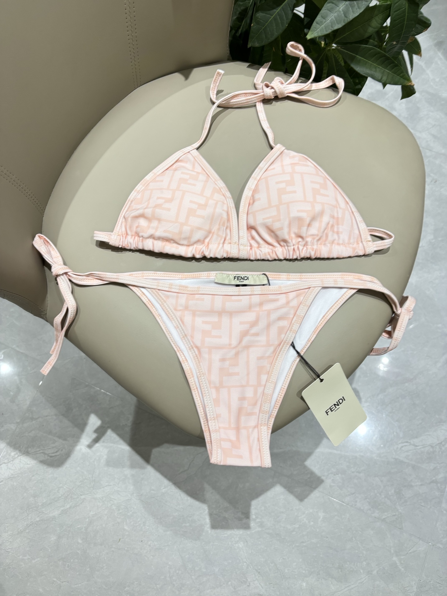 芬迪比基尼😍🥰适合多种场景的游泳衣🏊‍♀️海边 游泳池 温泉 水上乐园 漂流都可以😌内搭也完全可以 连体