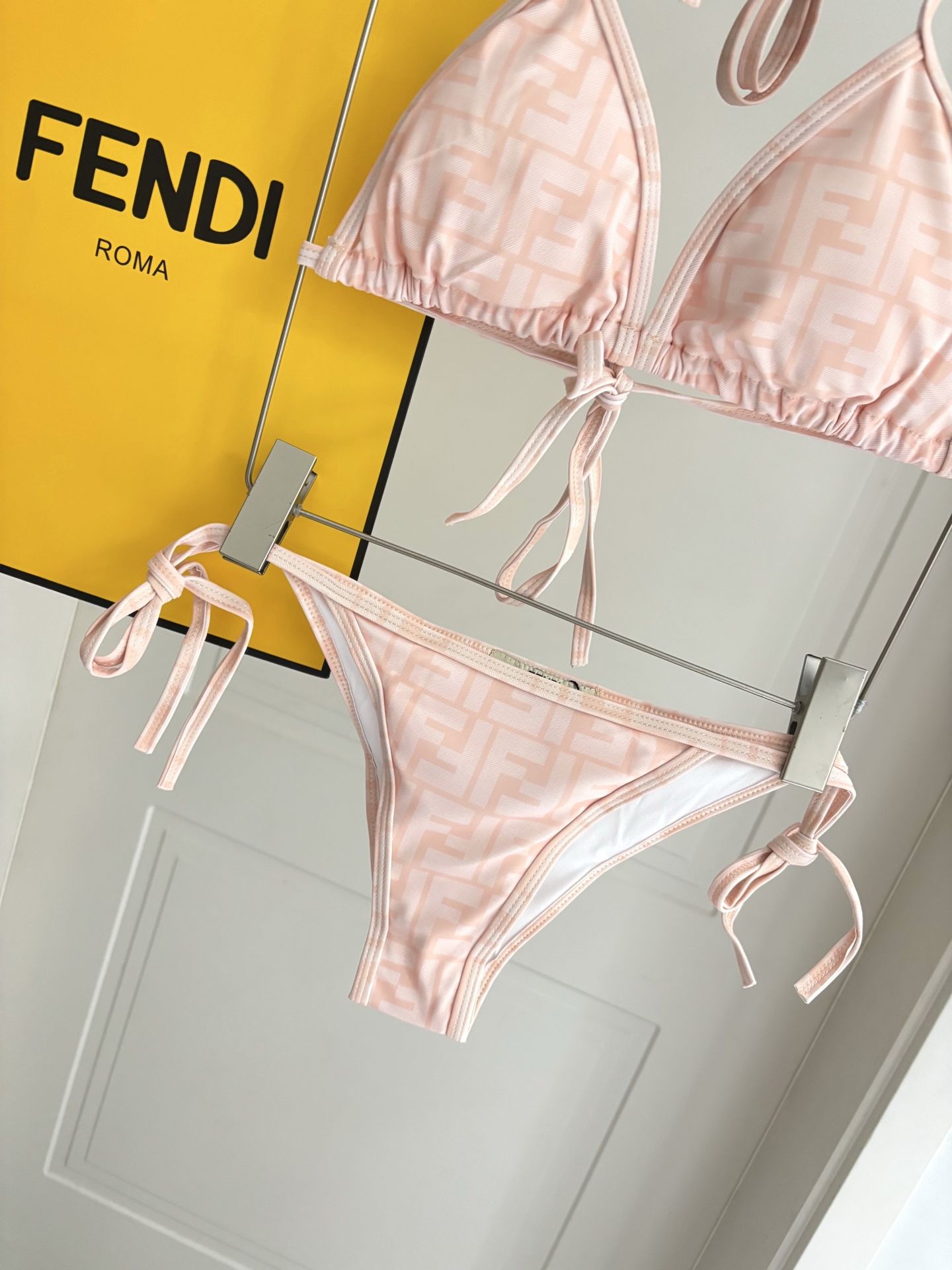 芬迪比基尼😍🥰适合多种场景的游泳衣🏊‍♀️海边 游泳池 温泉 水上乐园 漂流都可以😌内搭也完全可以 连体