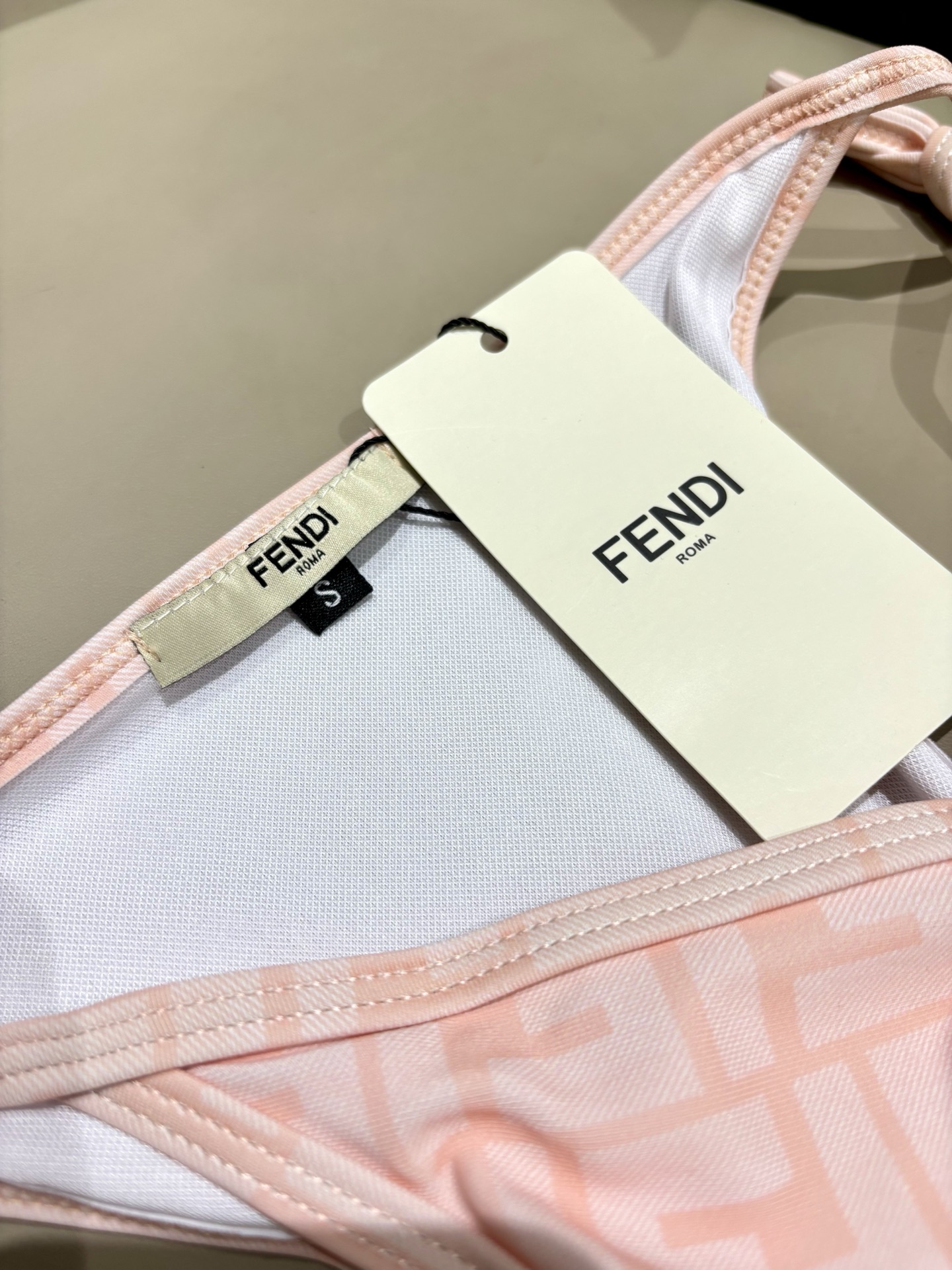 芬迪比基尼😍🥰适合多种场景的游泳衣🏊‍♀️海边 游泳池 温泉 水上乐园 漂流都可以😌内搭也完全可以 连体