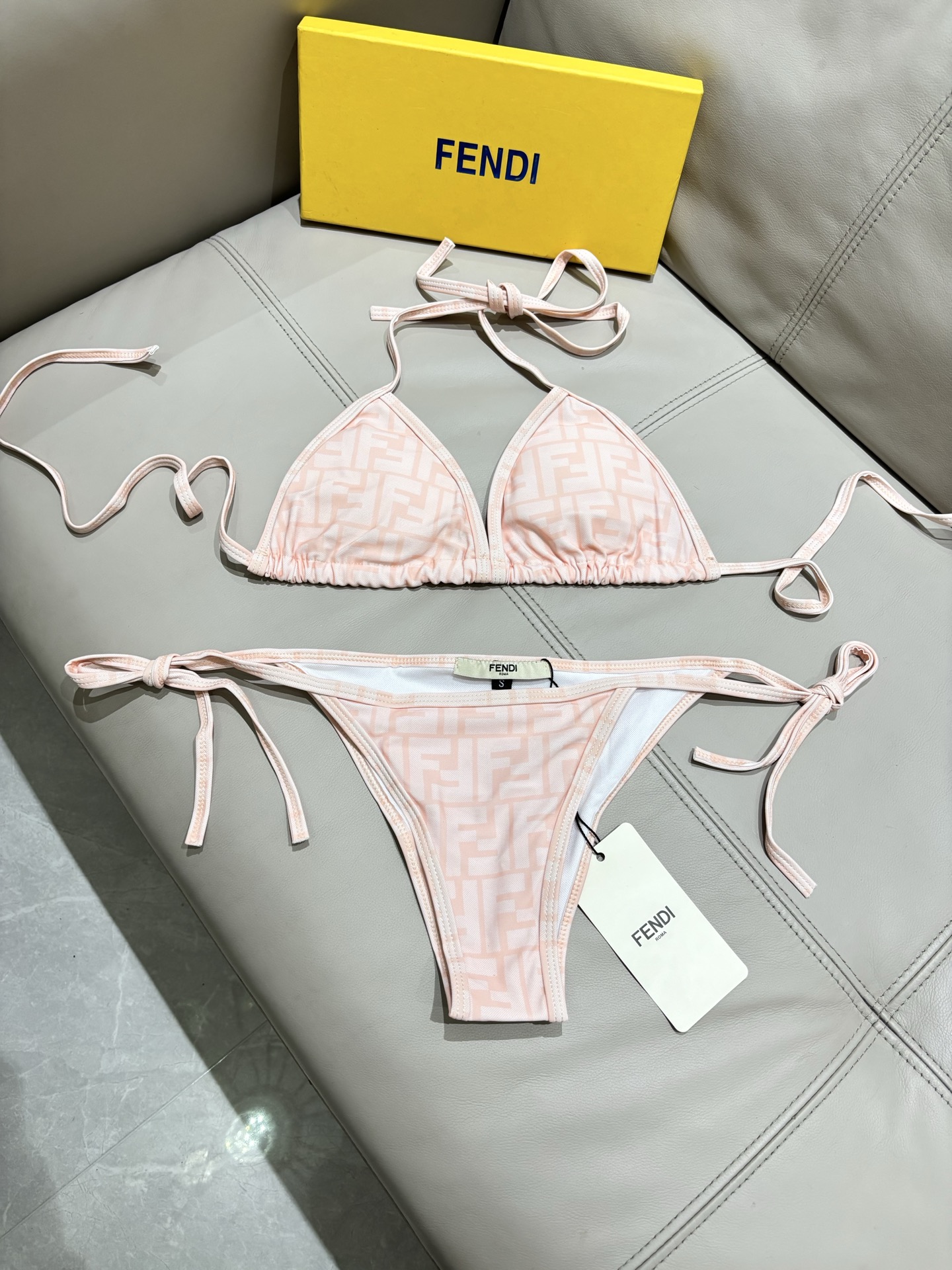 芬迪比基尼😍🥰适合多种场景的游泳衣🏊‍♀️海边 游泳池 温泉 水上乐园 漂流都可以😌内搭也完全可以 连体