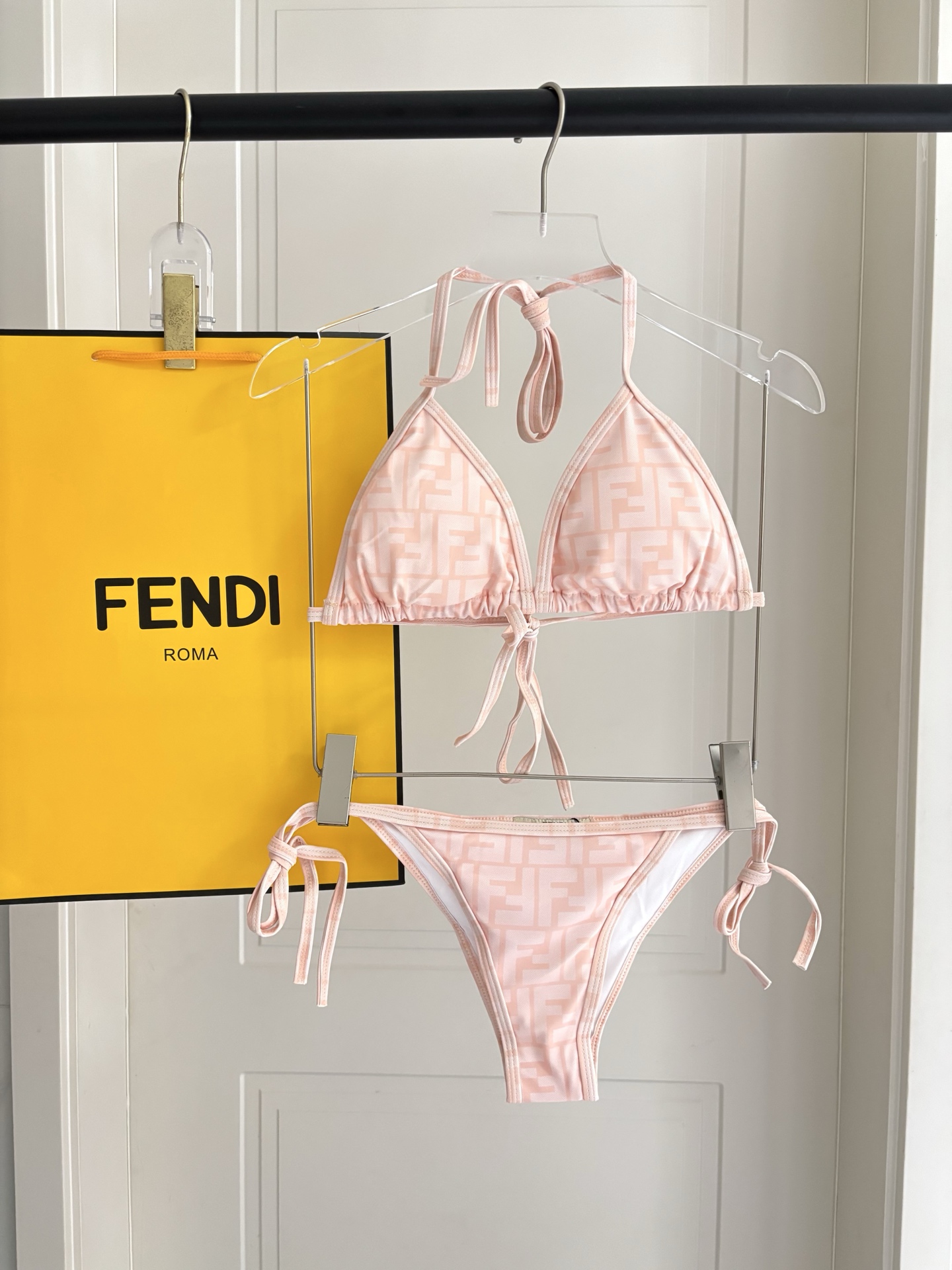 芬迪比基尼😍🥰适合多种场景的游泳衣🏊‍♀️海边 游泳池 温泉 水上乐园 漂流都可以😌内搭也完全可以 连体