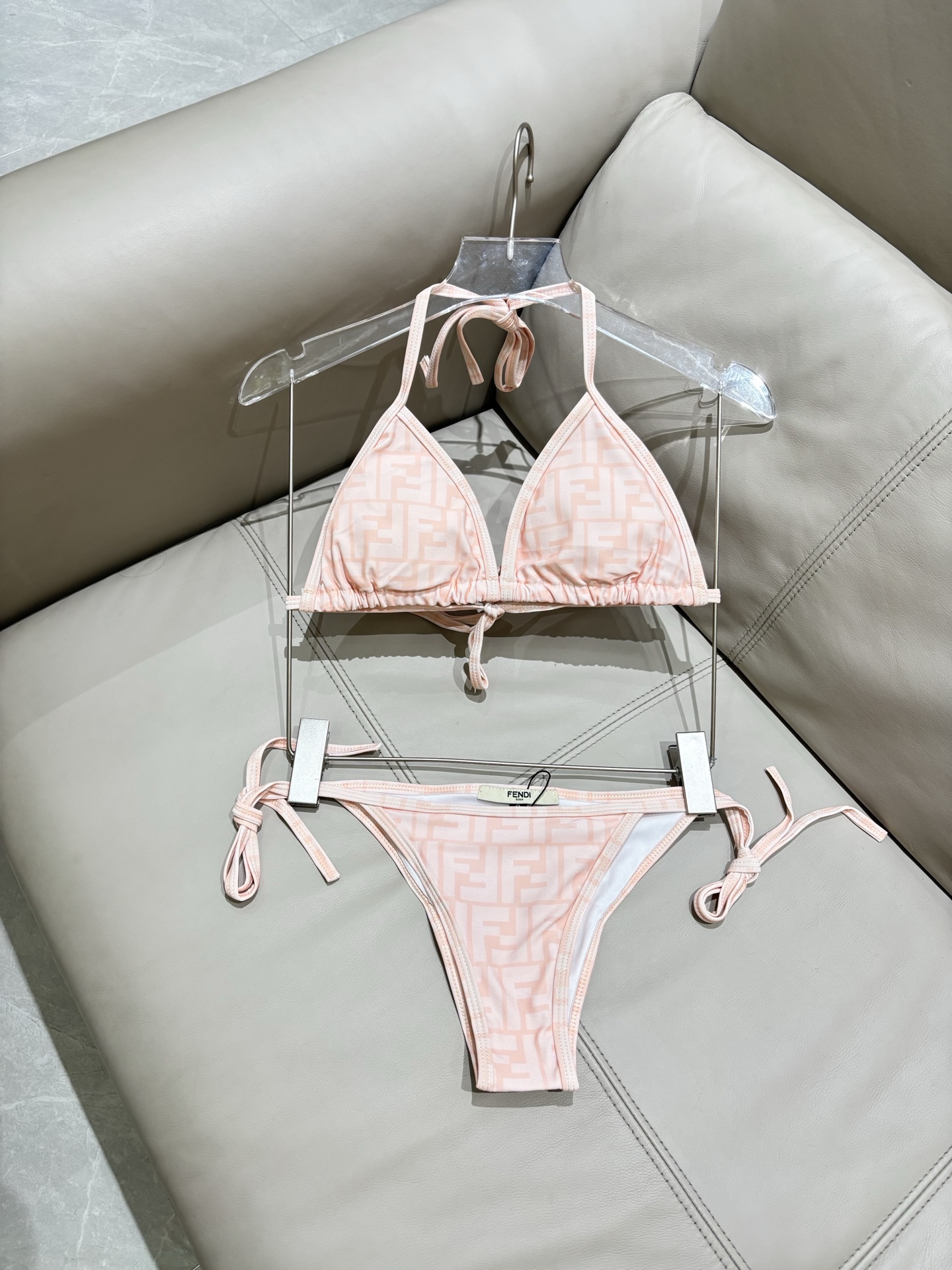 芬迪比基尼😍🥰适合多种场景的游泳衣🏊‍♀️海边 游泳池 温泉 水上乐园 漂流都可以😌内搭也完全可以 连体