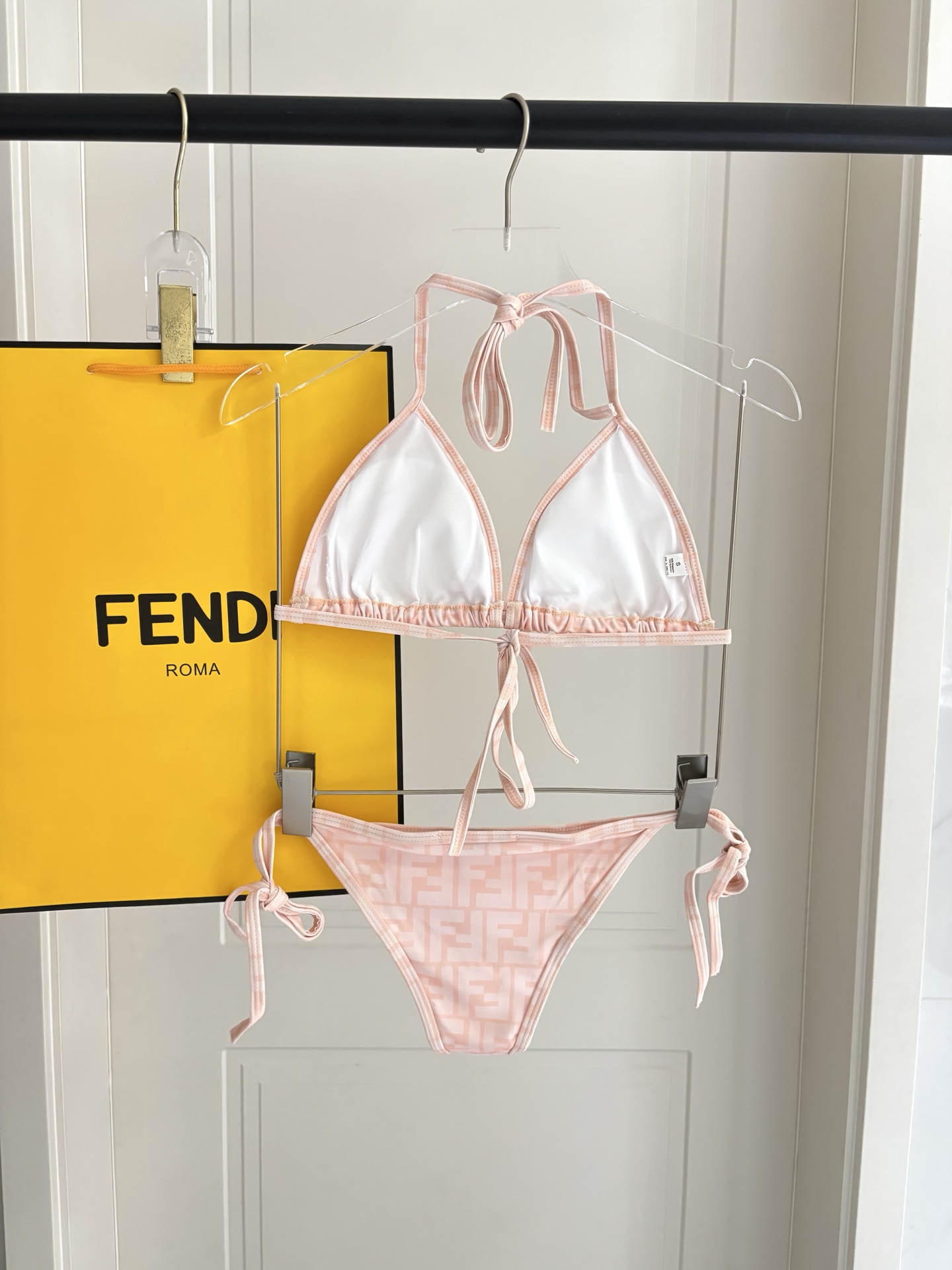 芬迪比基尼😍🥰适合多种场景的游泳衣🏊‍♀️海边 游泳池 温泉 水上乐园 漂流都可以😌内搭也完全可以 连体