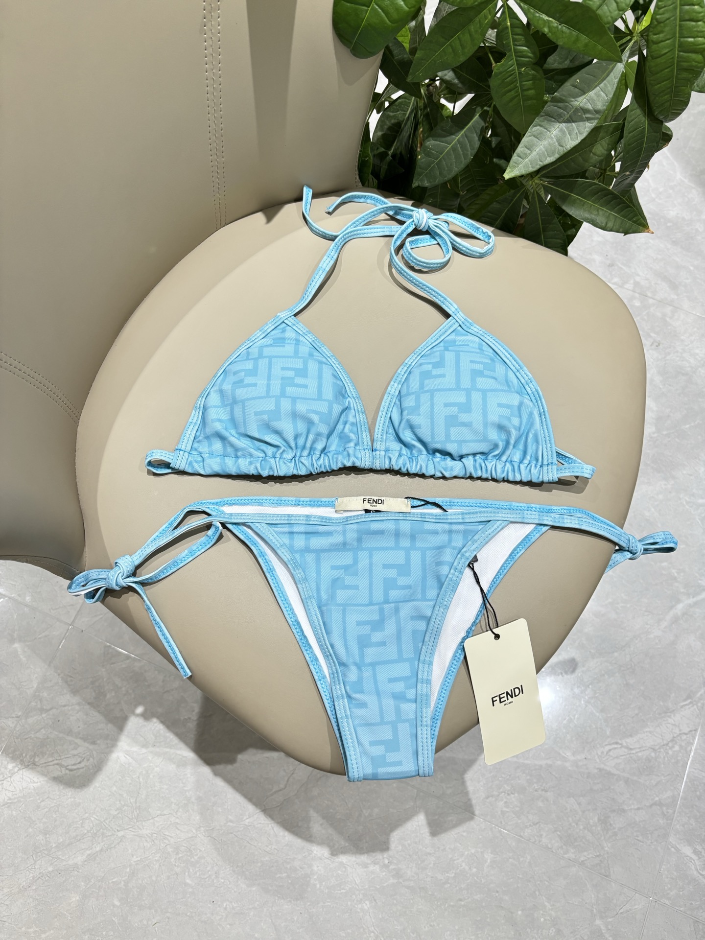 芬迪比基尼😍🥰适合多种场景的游泳衣🏊‍♀️海边 游泳池 温泉 水上乐园 漂流都可以😌内搭也完全可以 连体