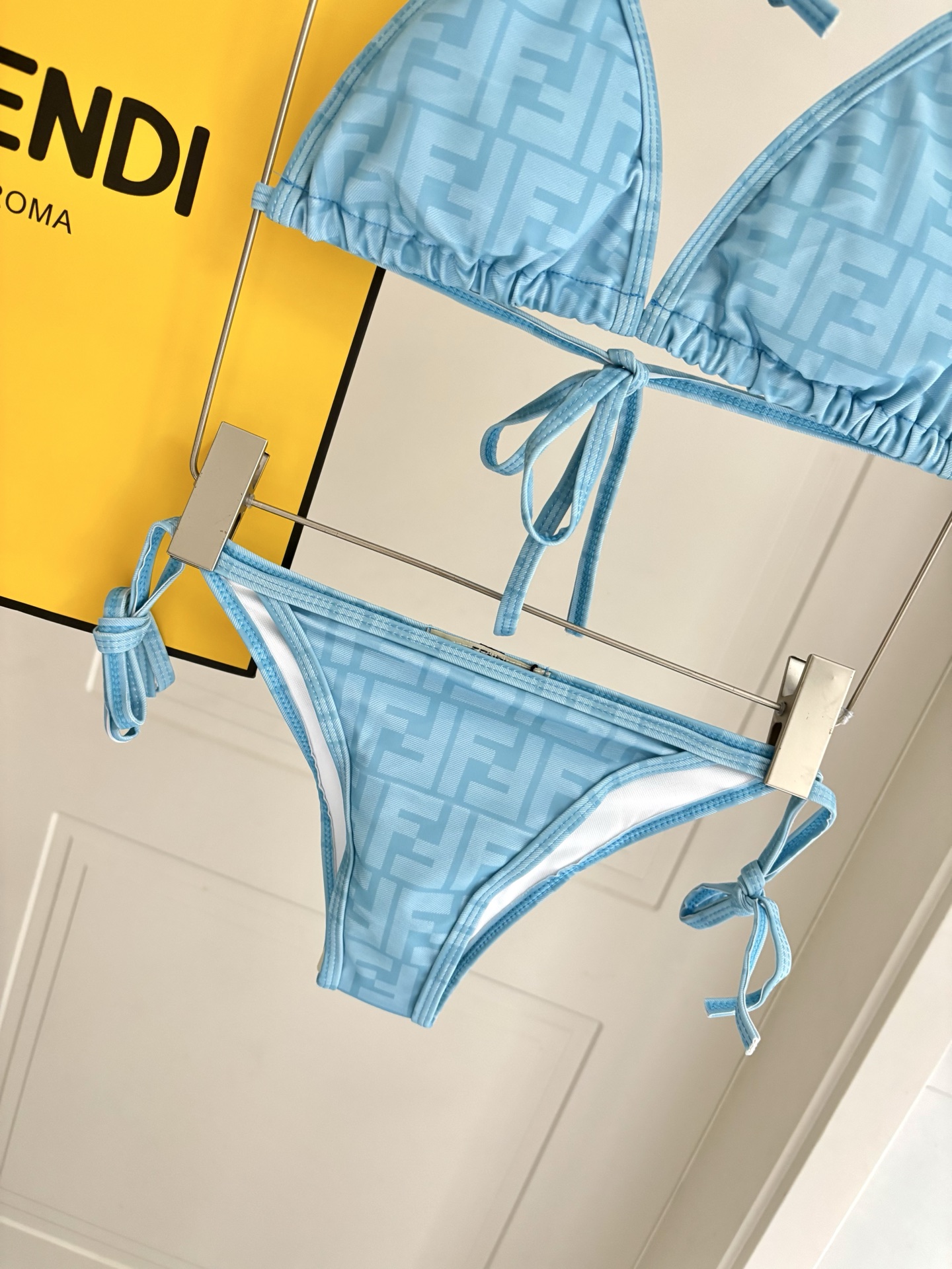 芬迪比基尼😍🥰适合多种场景的游泳衣🏊‍♀️海边 游泳池 温泉 水上乐园 漂流都可以😌内搭也完全可以 连体