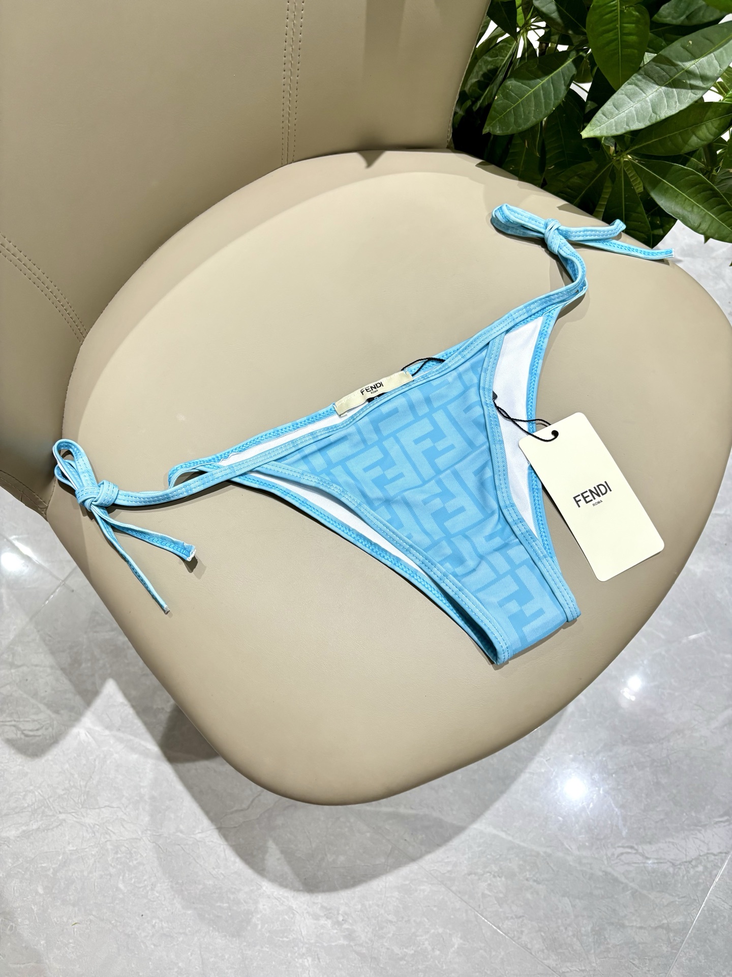 芬迪比基尼😍🥰适合多种场景的游泳衣🏊‍♀️海边 游泳池 温泉 水上乐园 漂流都可以😌内搭也完全可以 连体