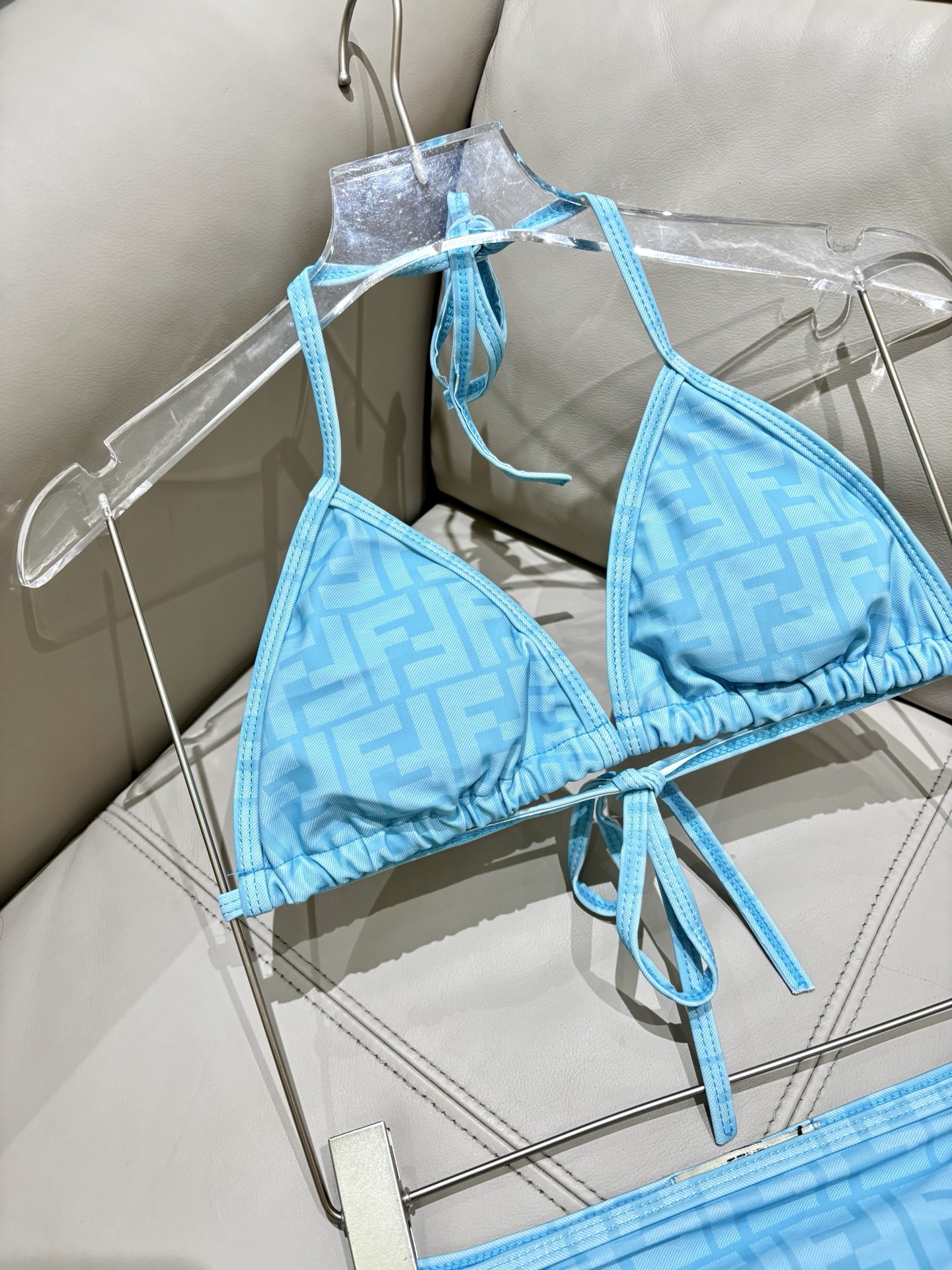 芬迪比基尼😍🥰适合多种场景的游泳衣🏊‍♀️海边 游泳池 温泉 水上乐园 漂流都可以😌内搭也完全可以 连体