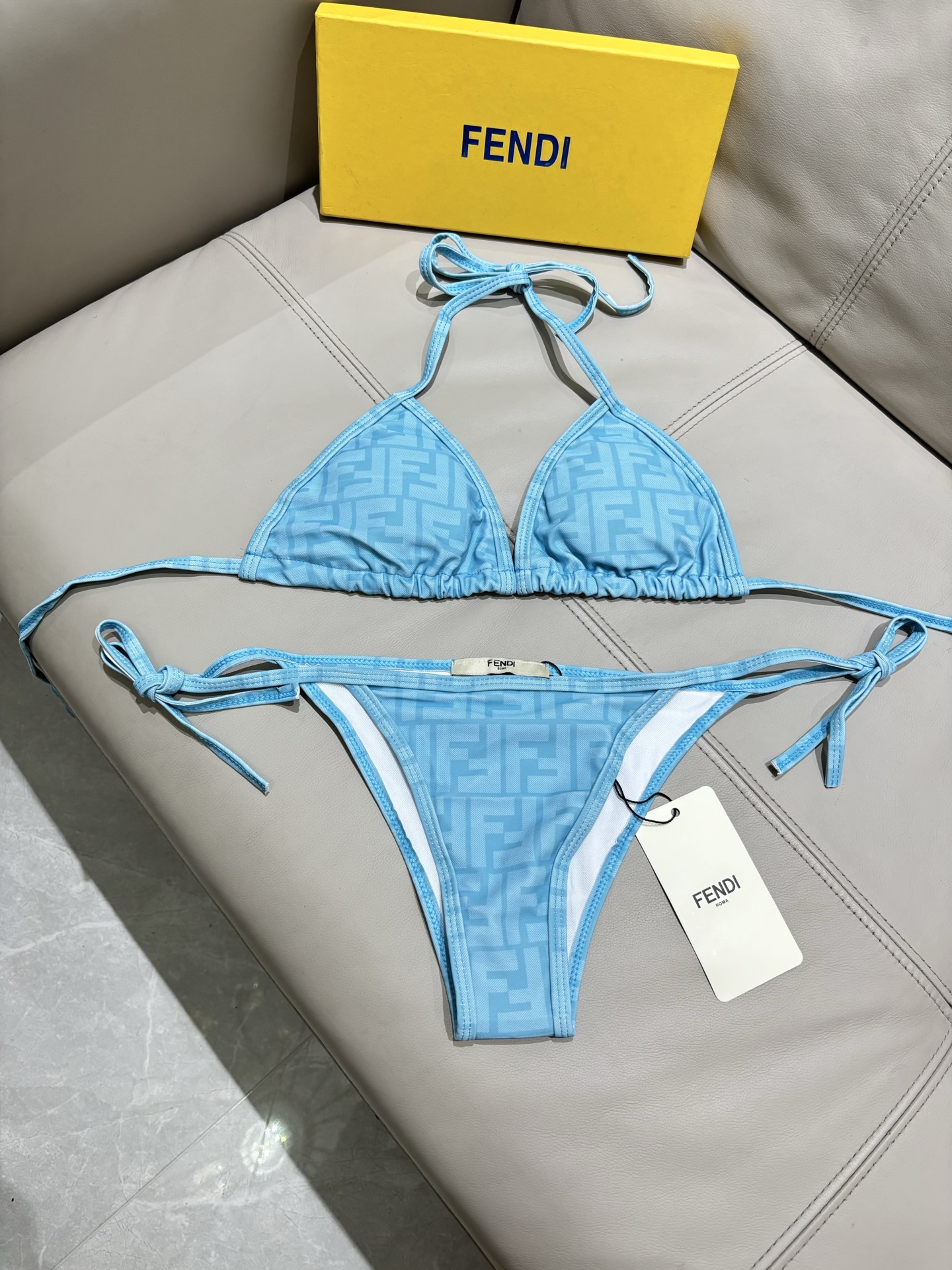 芬迪比基尼😍🥰适合多种场景的游泳衣🏊‍♀️海边 游泳池 温泉 水上乐园 漂流都可以😌内搭也完全可以 连体