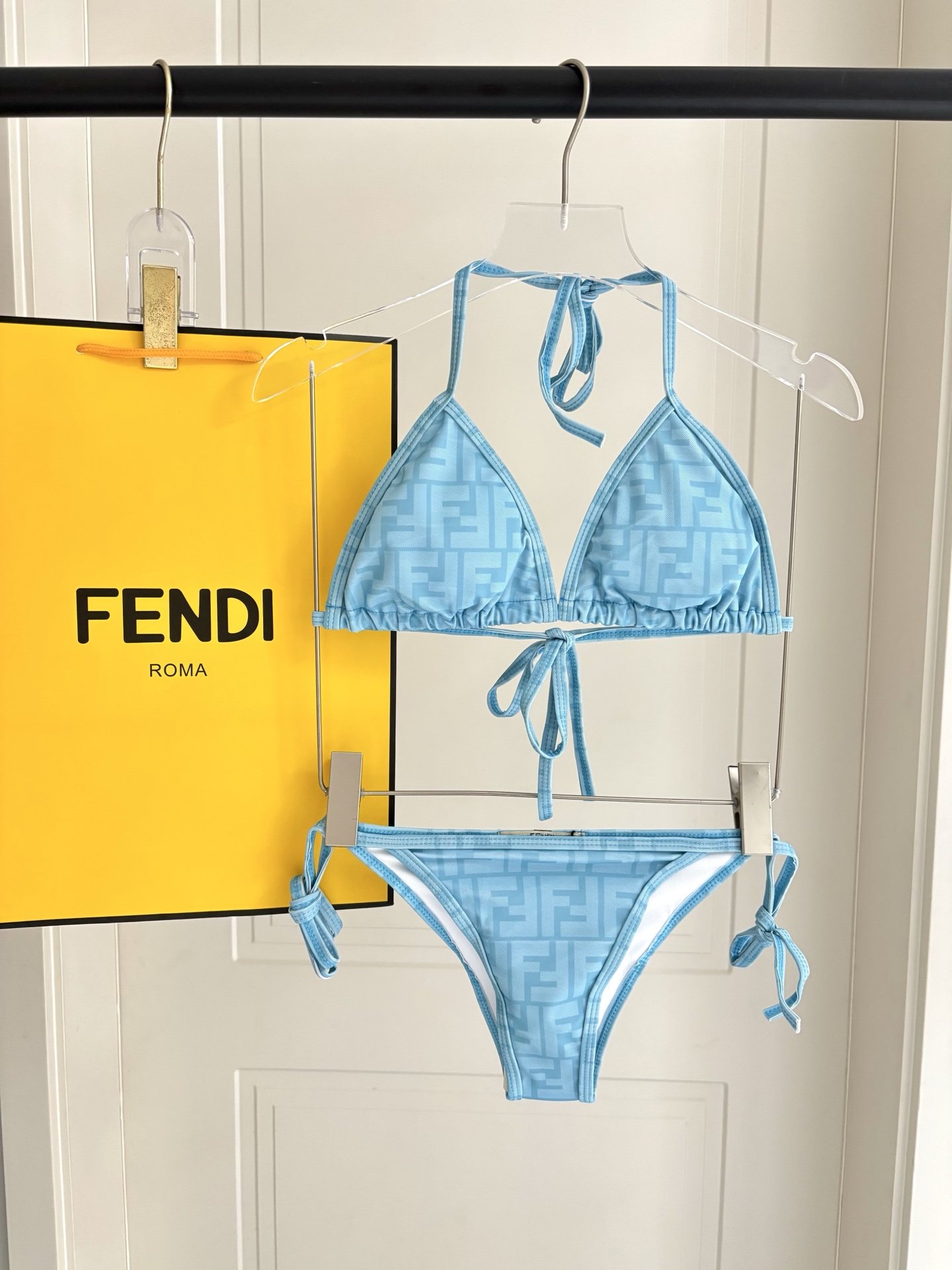 芬迪比基尼😍🥰适合多种场景的游泳衣🏊‍♀️海边 游泳池 温泉 水上乐园 漂流都可以😌内搭也完全可以 连体