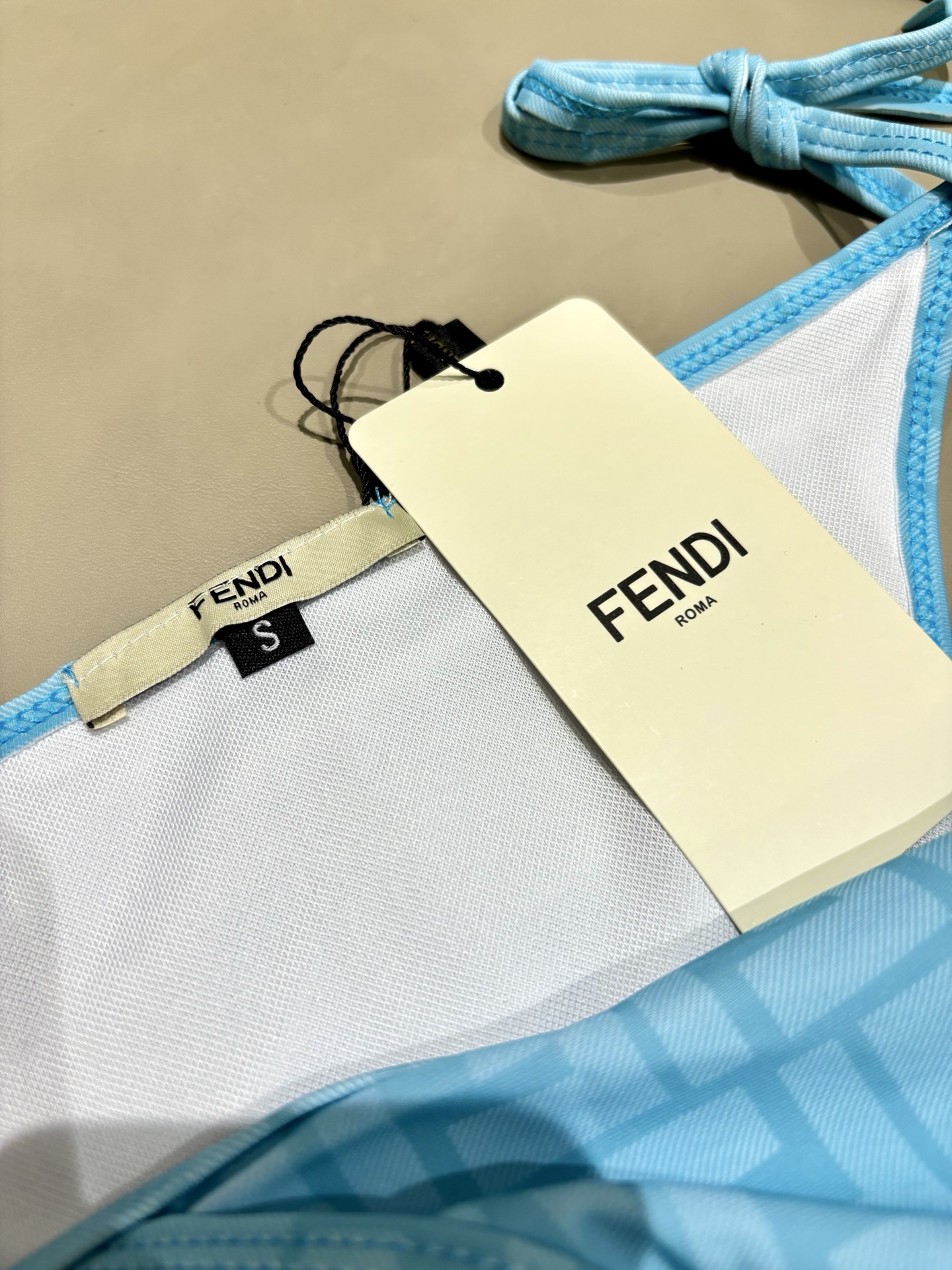 芬迪比基尼😍🥰适合多种场景的游泳衣🏊‍♀️海边 游泳池 温泉 水上乐园 漂流都可以😌内搭也完全可以 连体