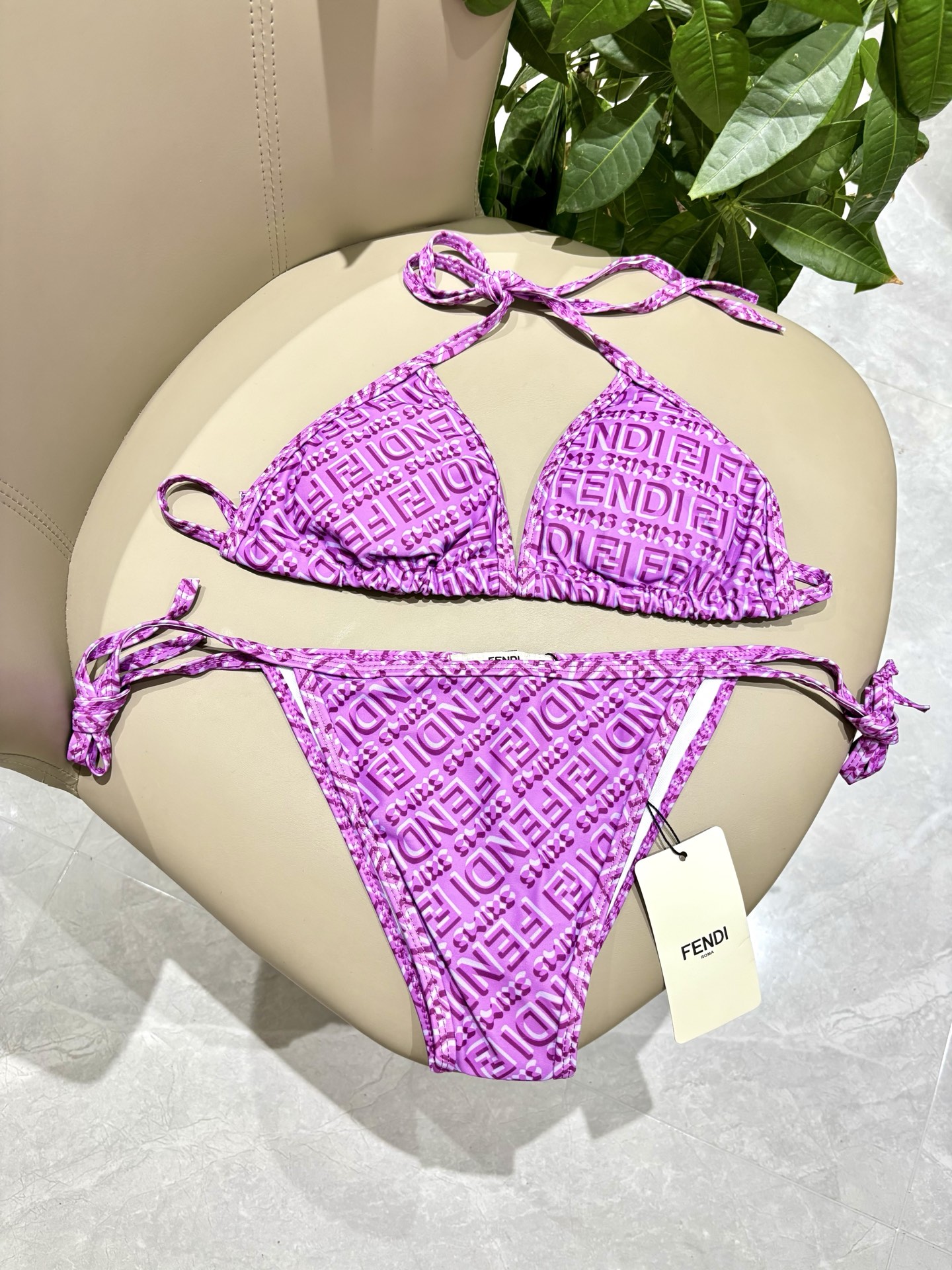 芬迪比基尼😍🥰适合多种场景的游泳衣🏊‍♀️海边 游泳池 温泉 水上乐园 漂流都可以😌内搭也完全可以 连体