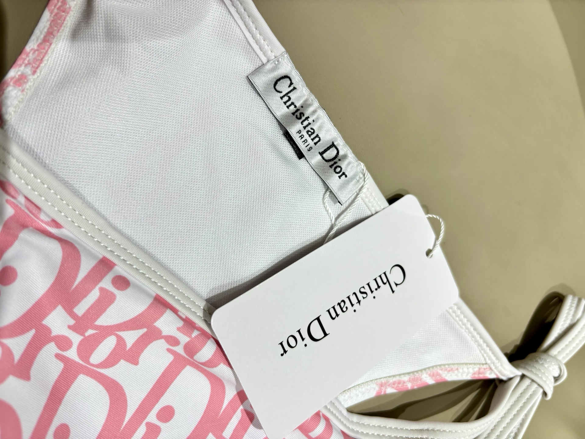 迪奥比基尼😍🥰适合多种场景的游泳衣🏊‍♀️海边 游泳池 温泉 水上乐园 漂流都可以😌内搭也完全可以 连体