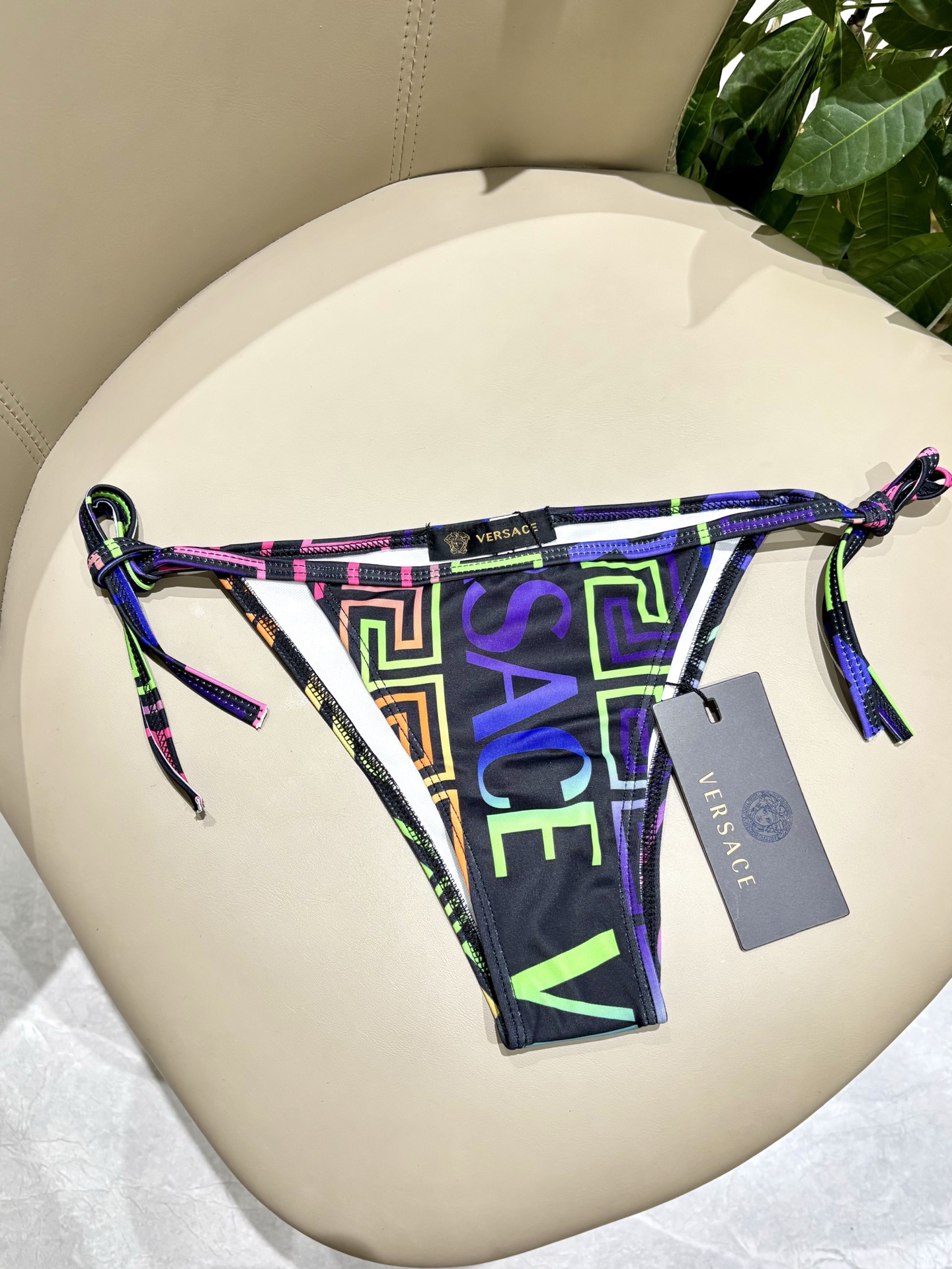 范思哲比基尼😍🥰适合多种场景的游泳衣🏊‍♀️海边 游泳池 温泉 水上乐园 漂流都可以😌内搭也完全可以 连