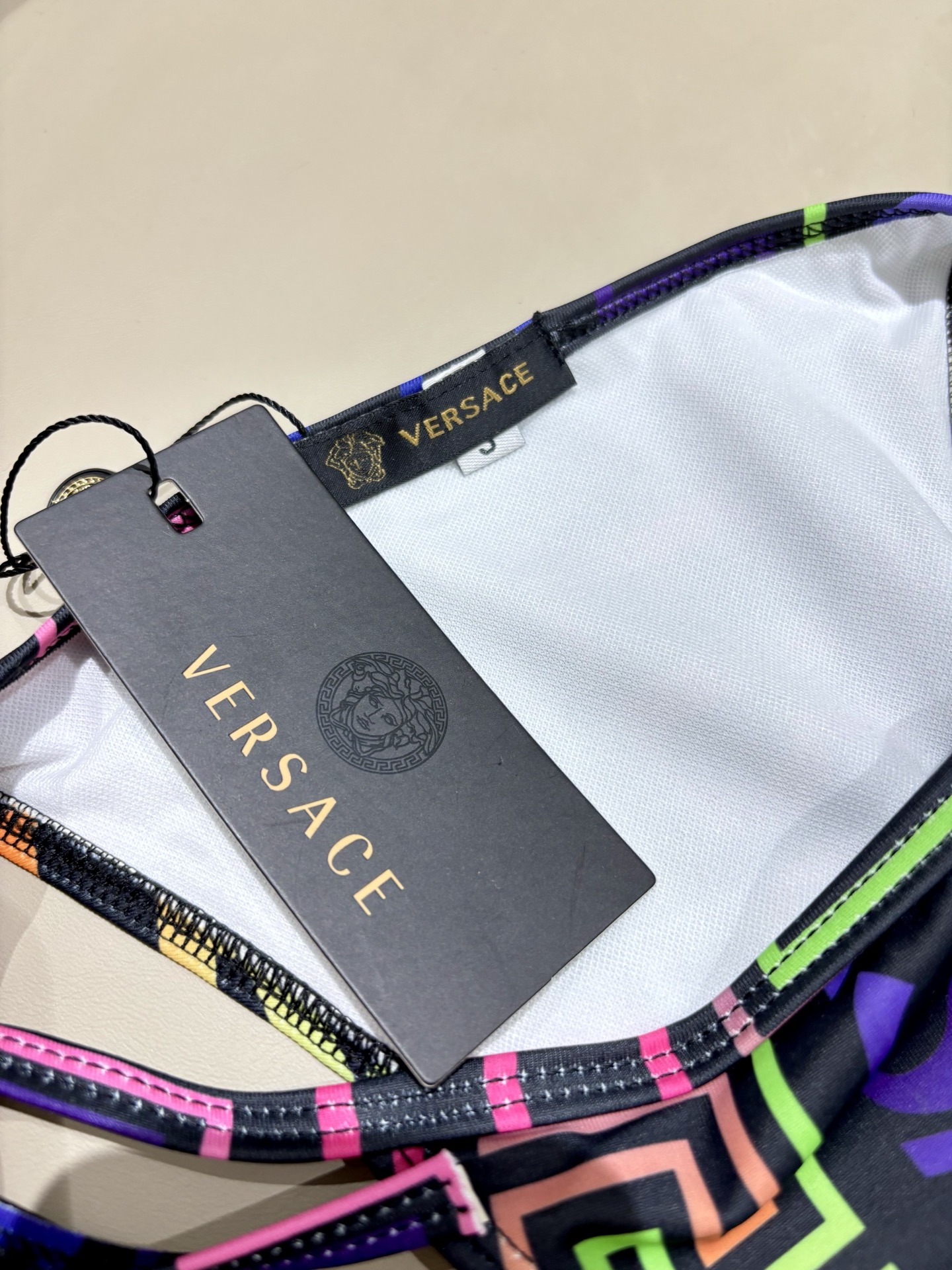 范思哲比基尼😍🥰适合多种场景的游泳衣🏊‍♀️海边 游泳池 温泉 水上乐园 漂流都可以😌内搭也完全可以 连